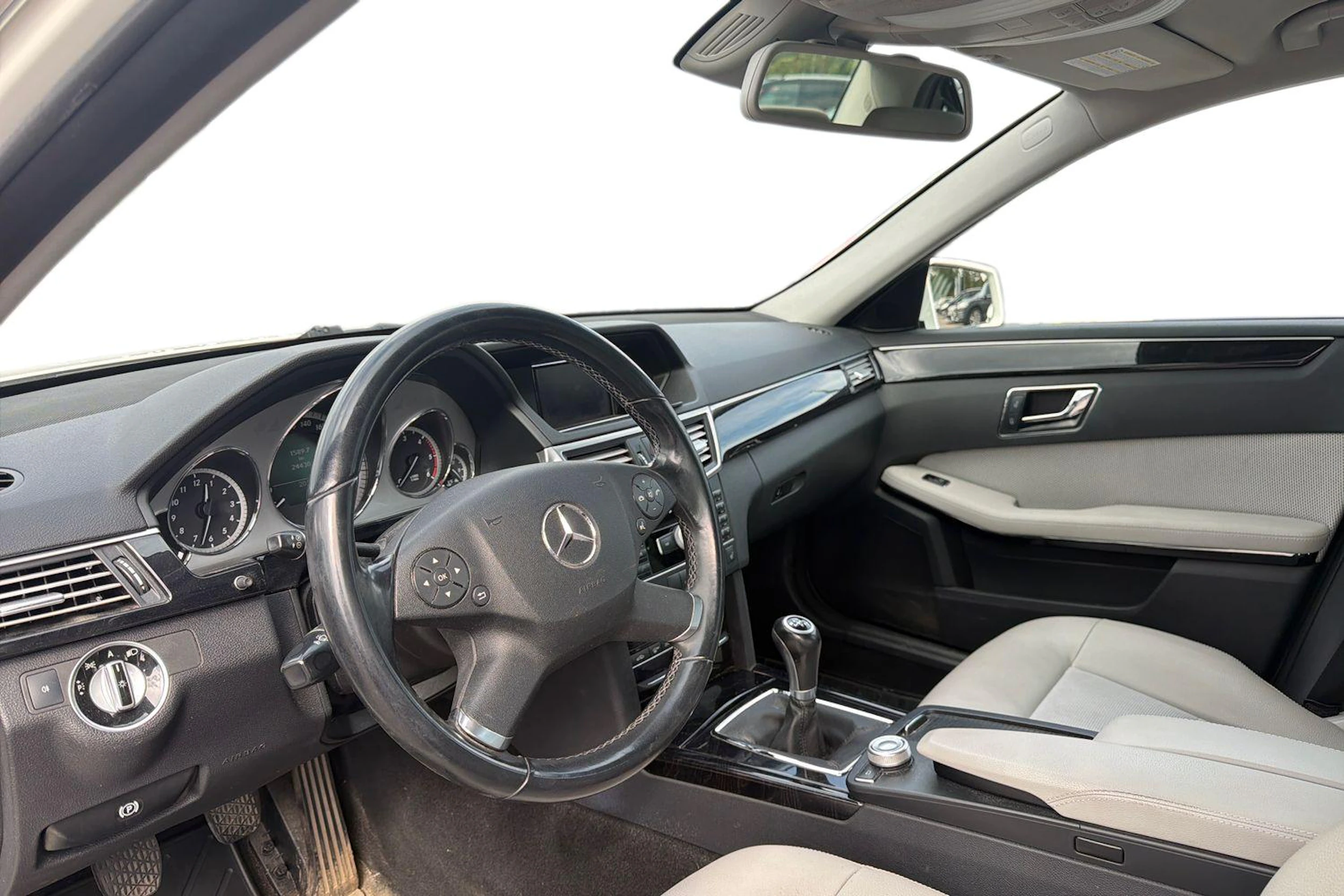 Valkoinen Mercedes-Benz E 2011 kuva 3.