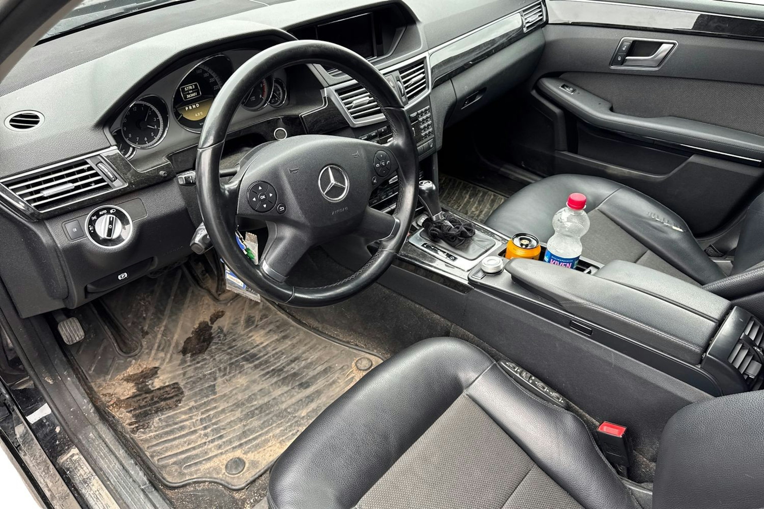 musta Mercedes-Benz E 2011 kuva 3.