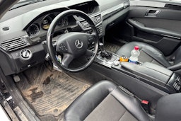 musta Mercedes-Benz E 2011 kuva 3.