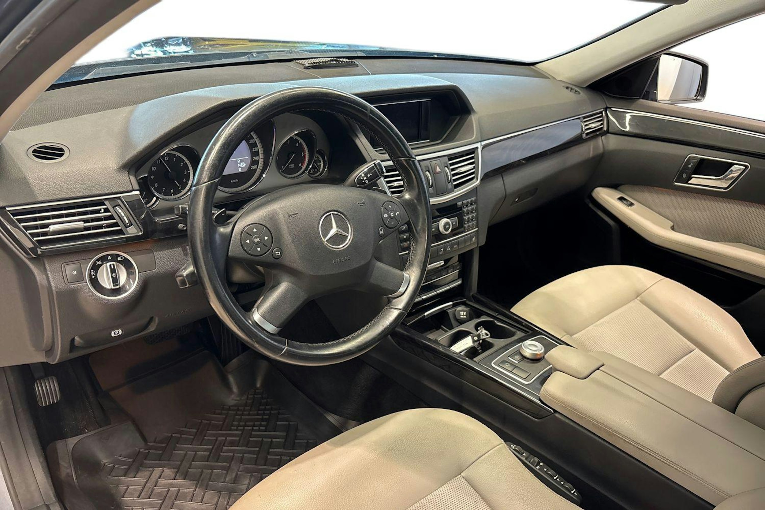 harmaa Mercedes-Benz E 2011 kuva 7.
