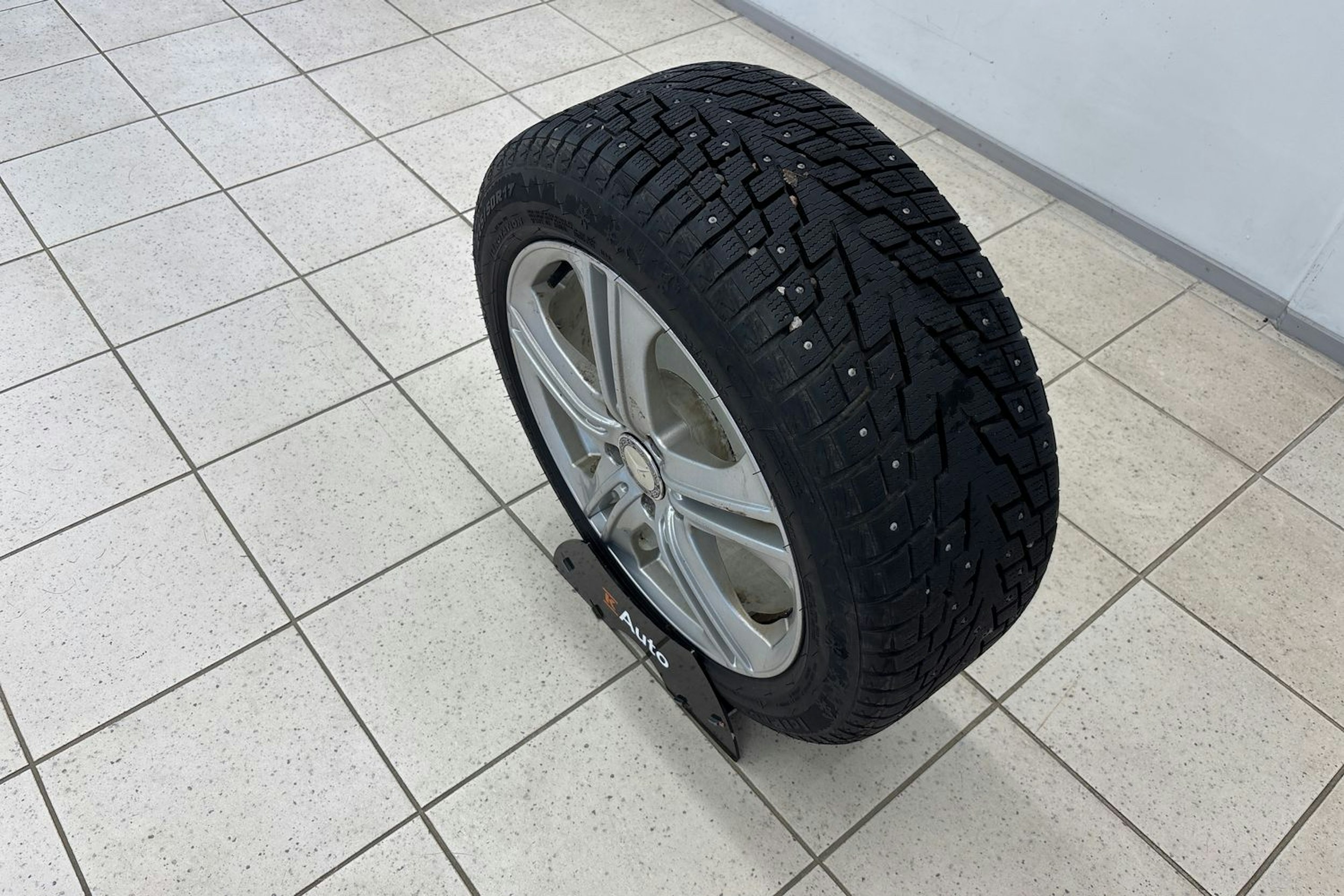 harmaa Mercedes-Benz E 2011 kuva 13.