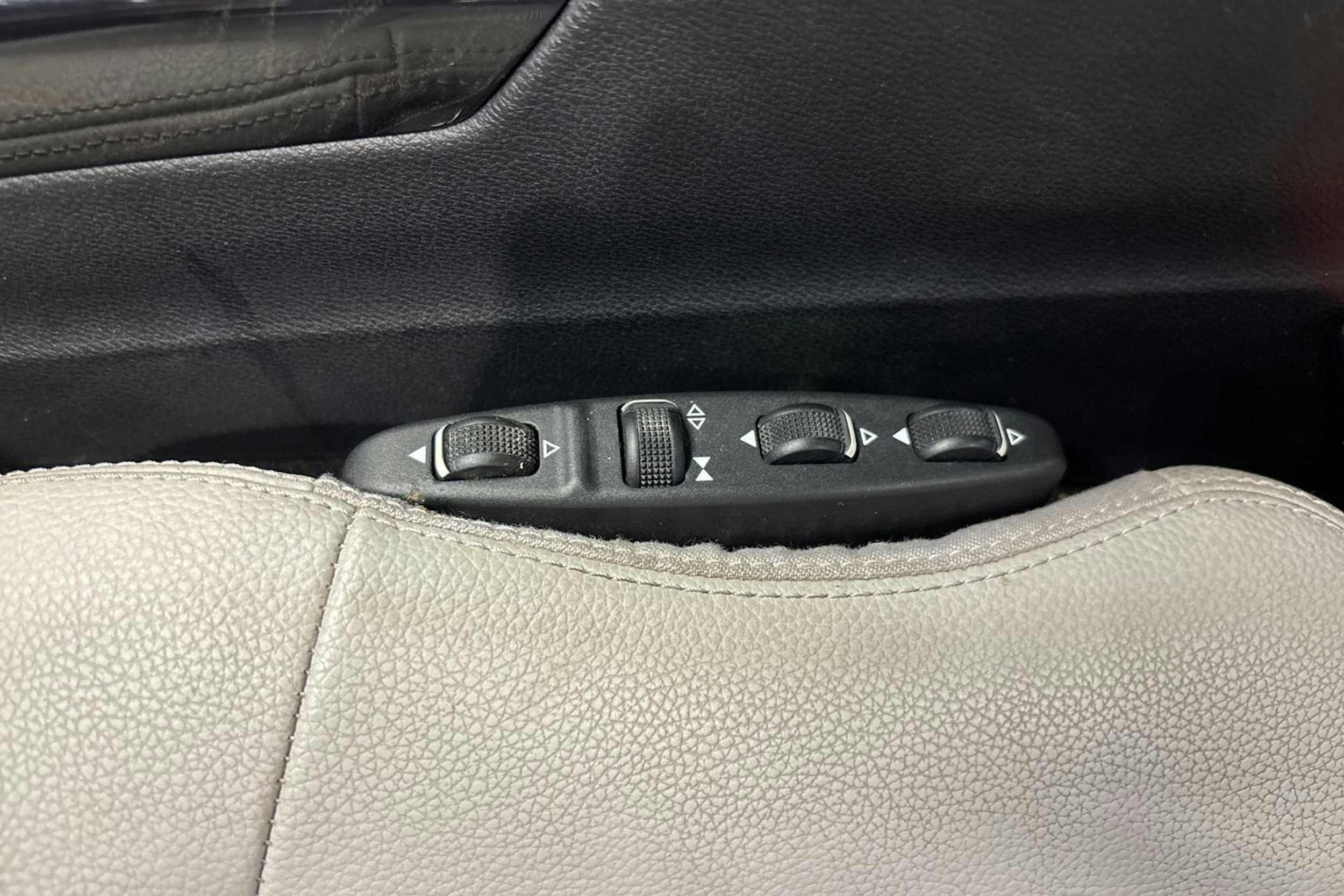 harmaa Mercedes-Benz E 2011 kuva 17.