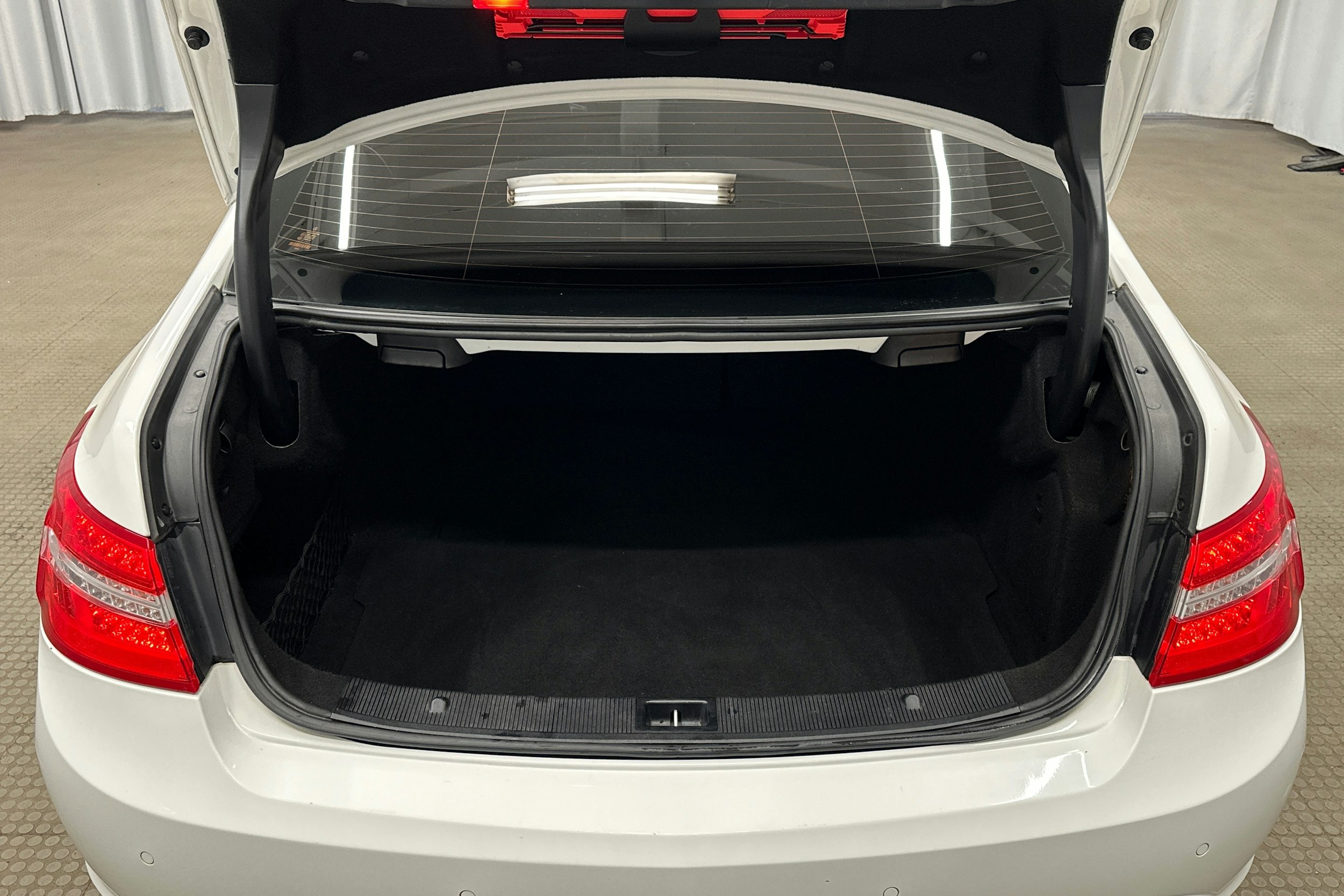 valkoinen Mercedes-Benz E 2012 kuva 25.