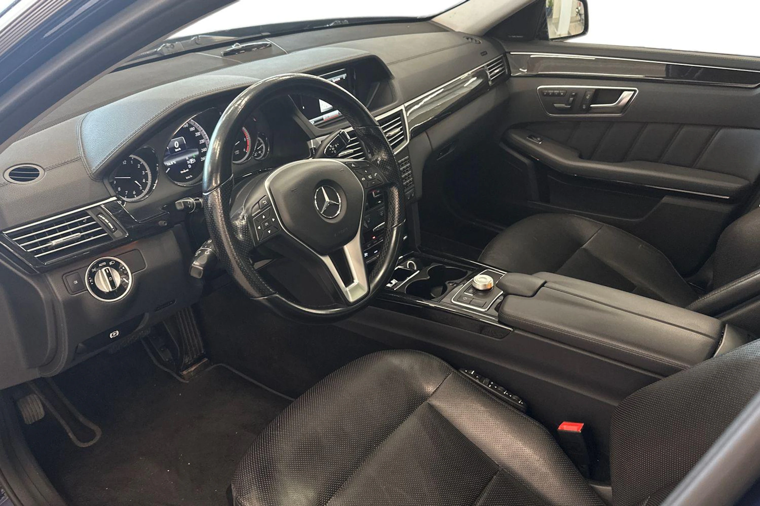 sininen Mercedes-Benz E 2012 kuva 3.