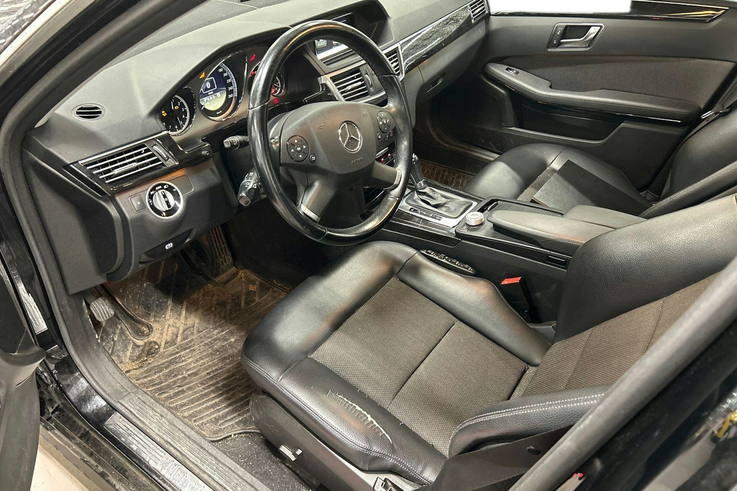 musta Mercedes-Benz E 2012 kuva 3.