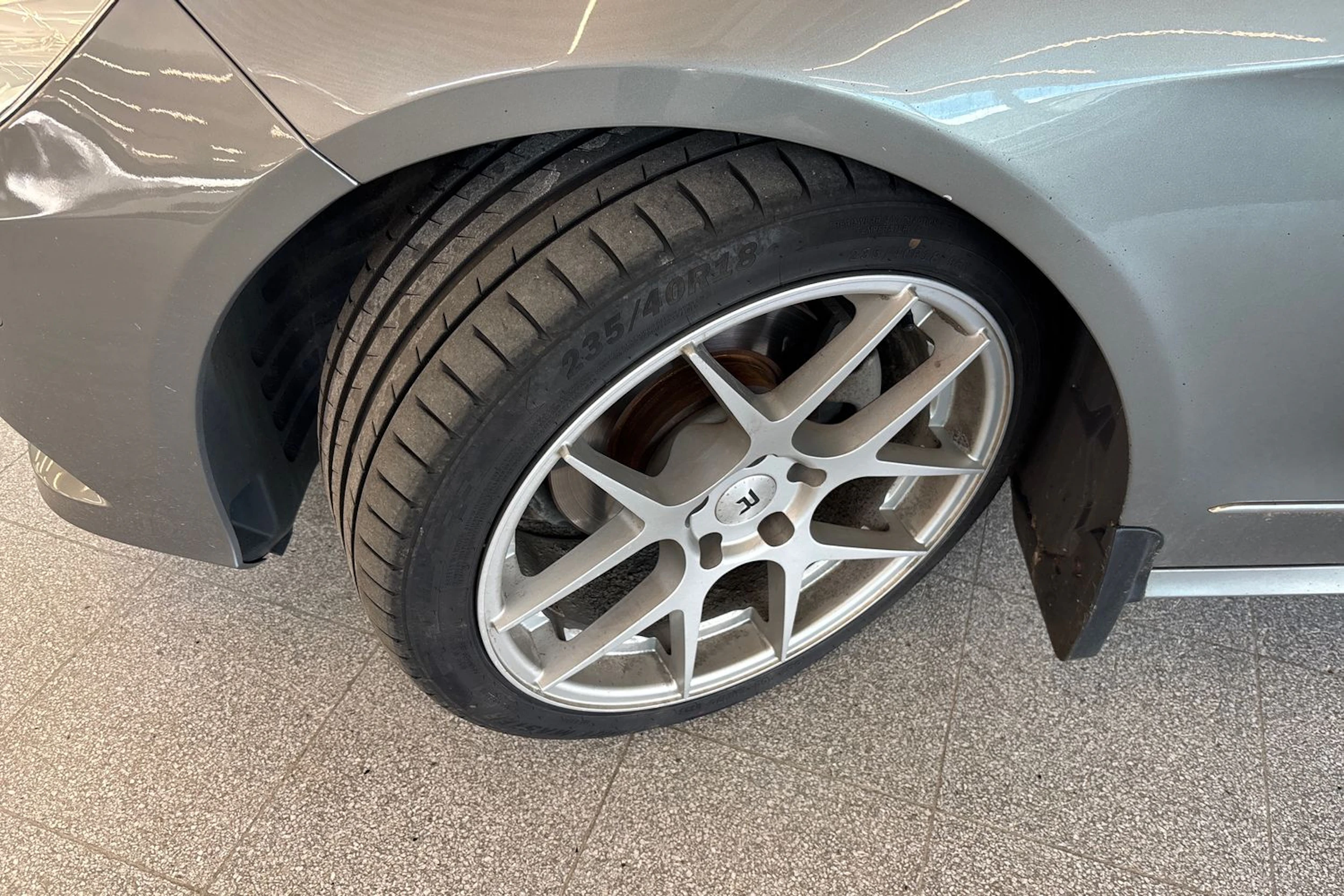 Harmaa Mercedes-Benz E 2012 kuva 10.