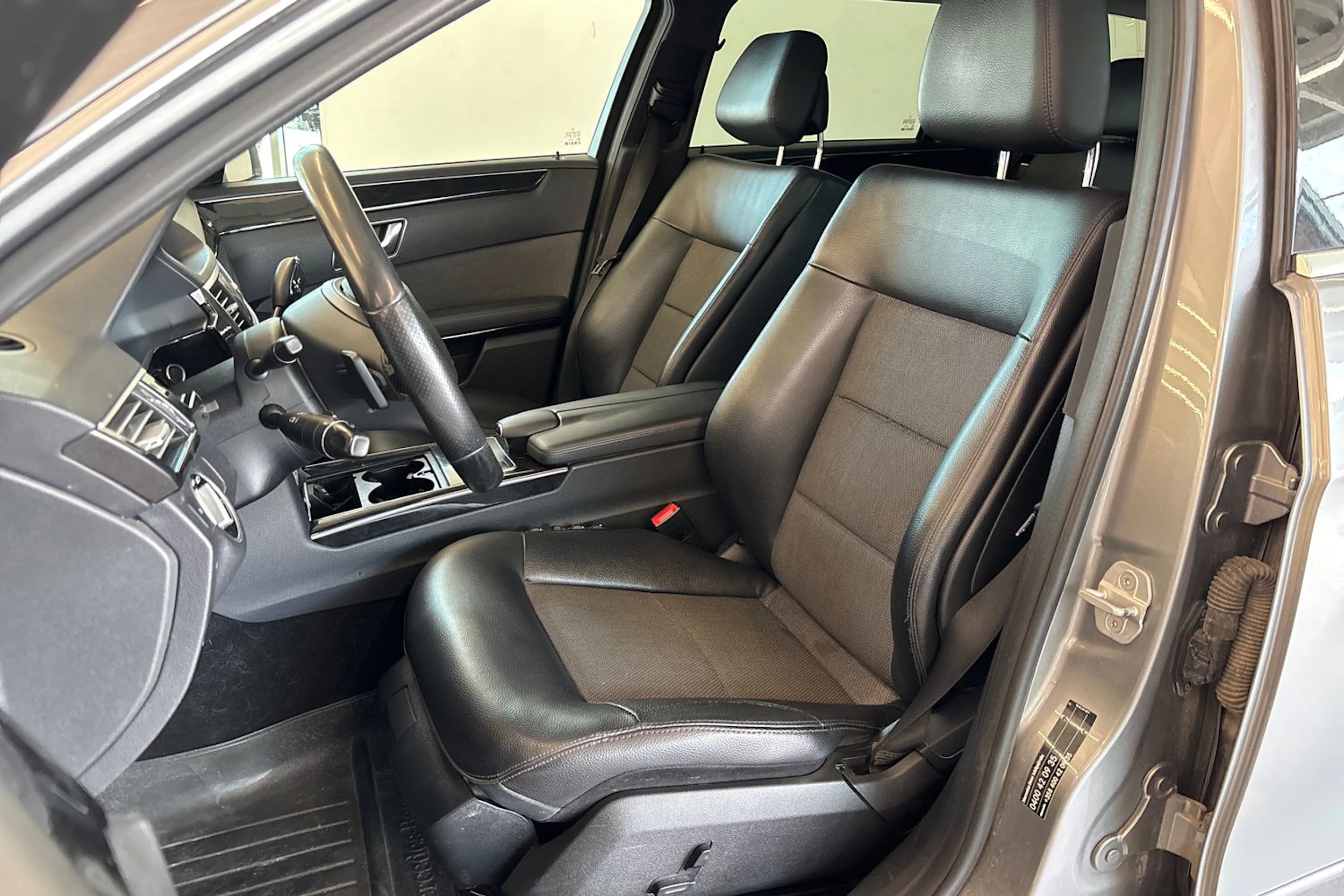 Harmaa Mercedes-Benz E 2012 kuva 21.