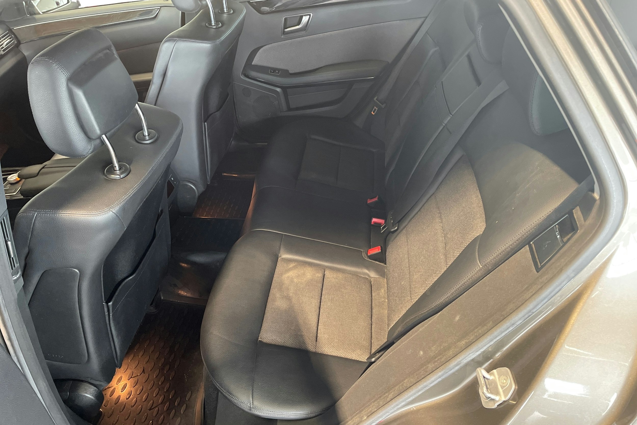 Harmaa Mercedes-Benz E 2012 kuva 10.