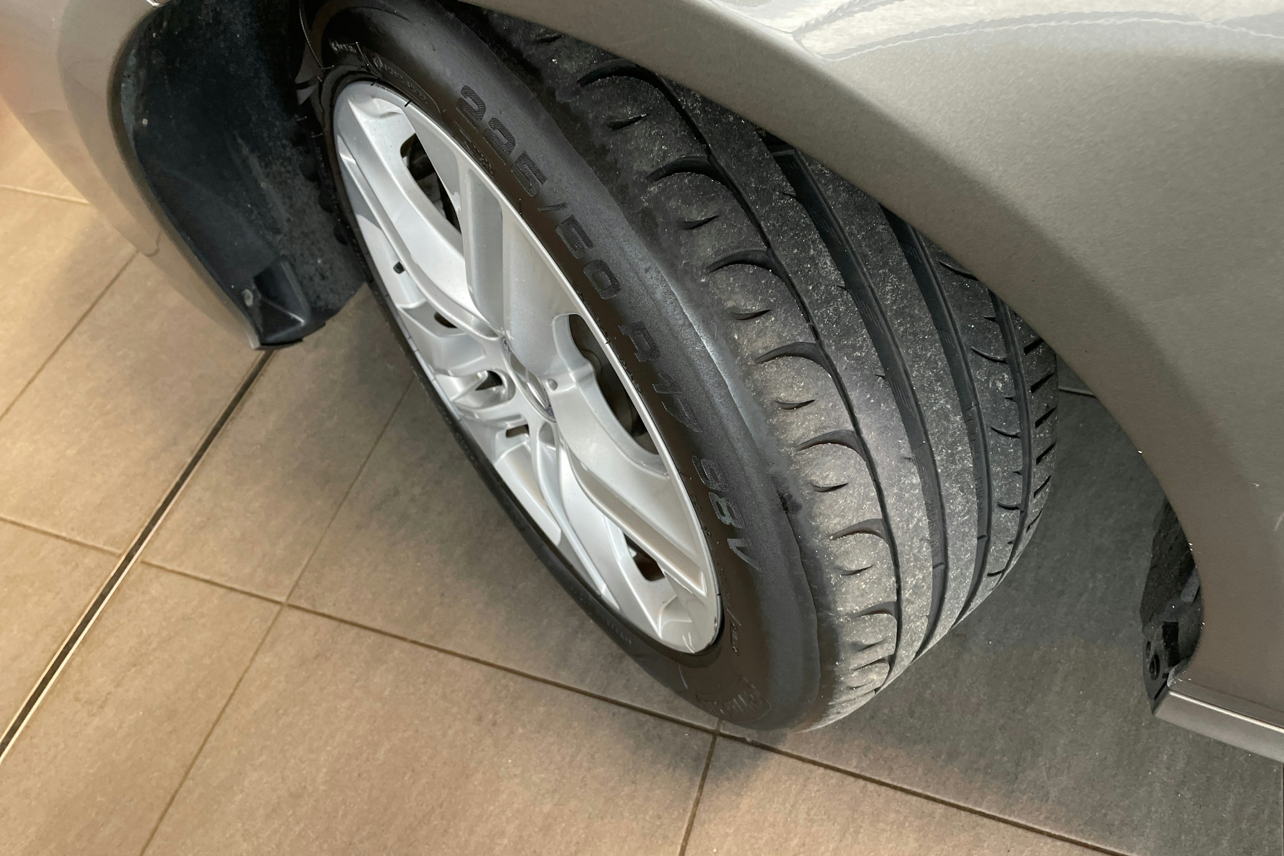Harmaa Mercedes-Benz E 2012 kuva 13.