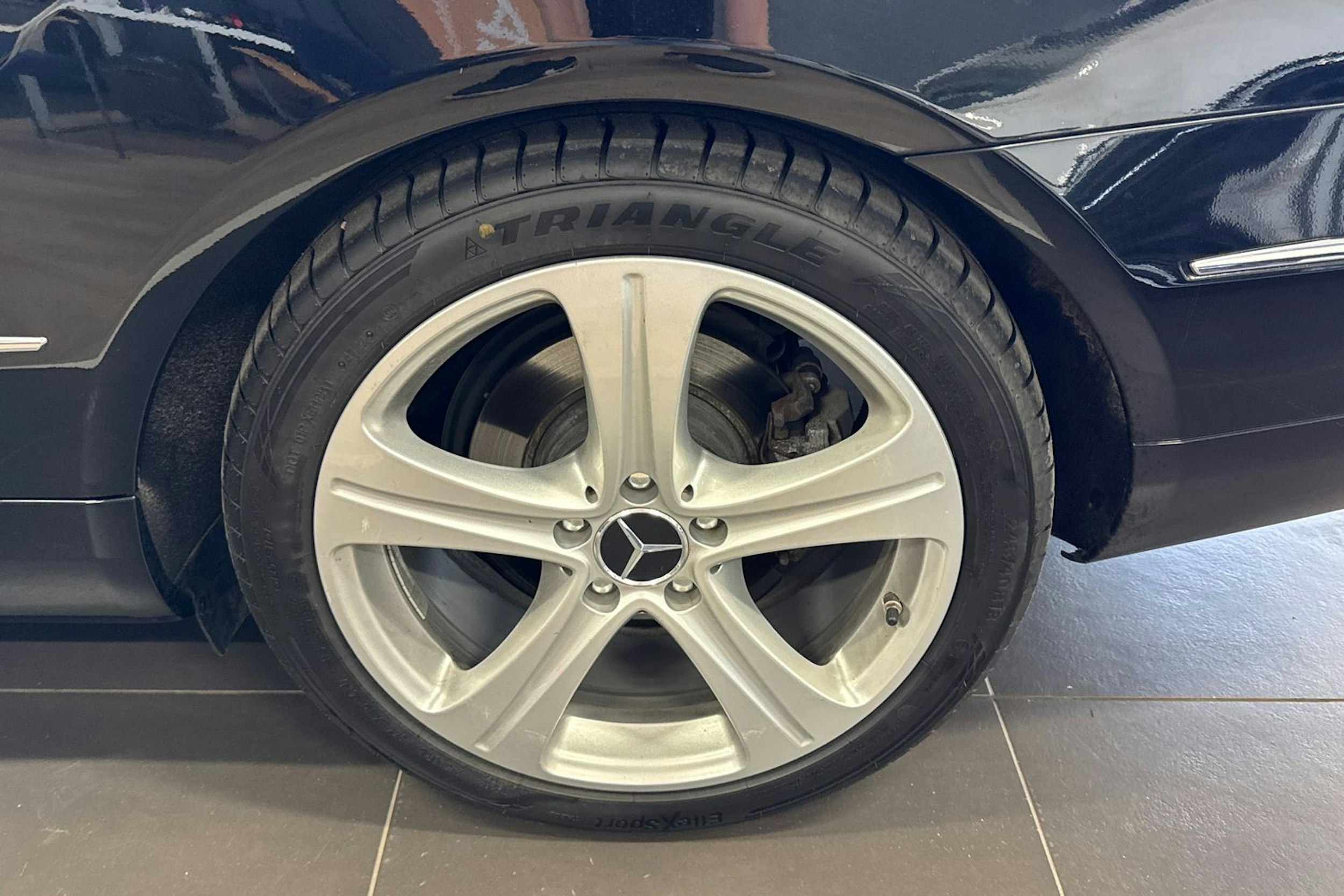 Musta Mercedes-Benz E 2012 kuva 13.