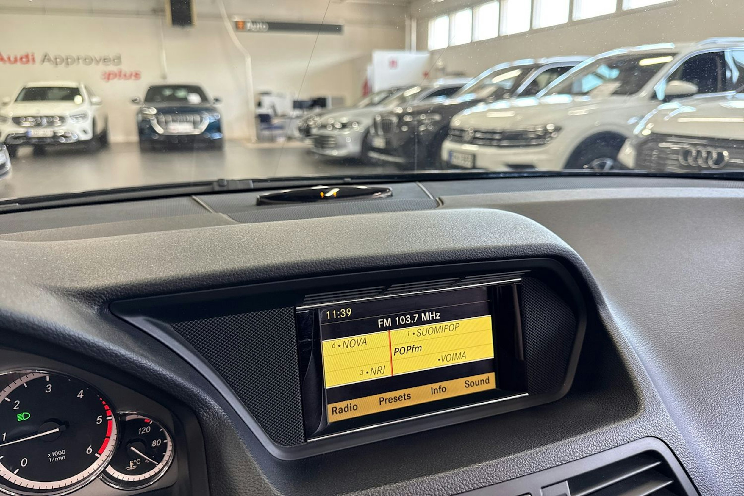 Musta Mercedes-Benz E 2012 kuva 15.