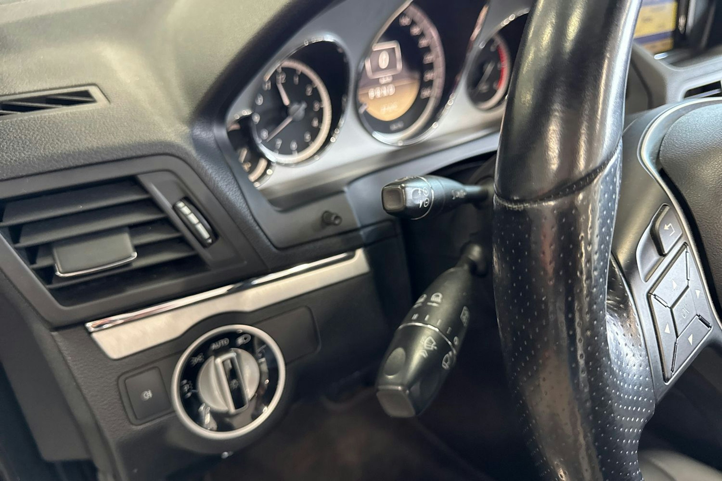 Musta Mercedes-Benz E 2012 kuva 18.