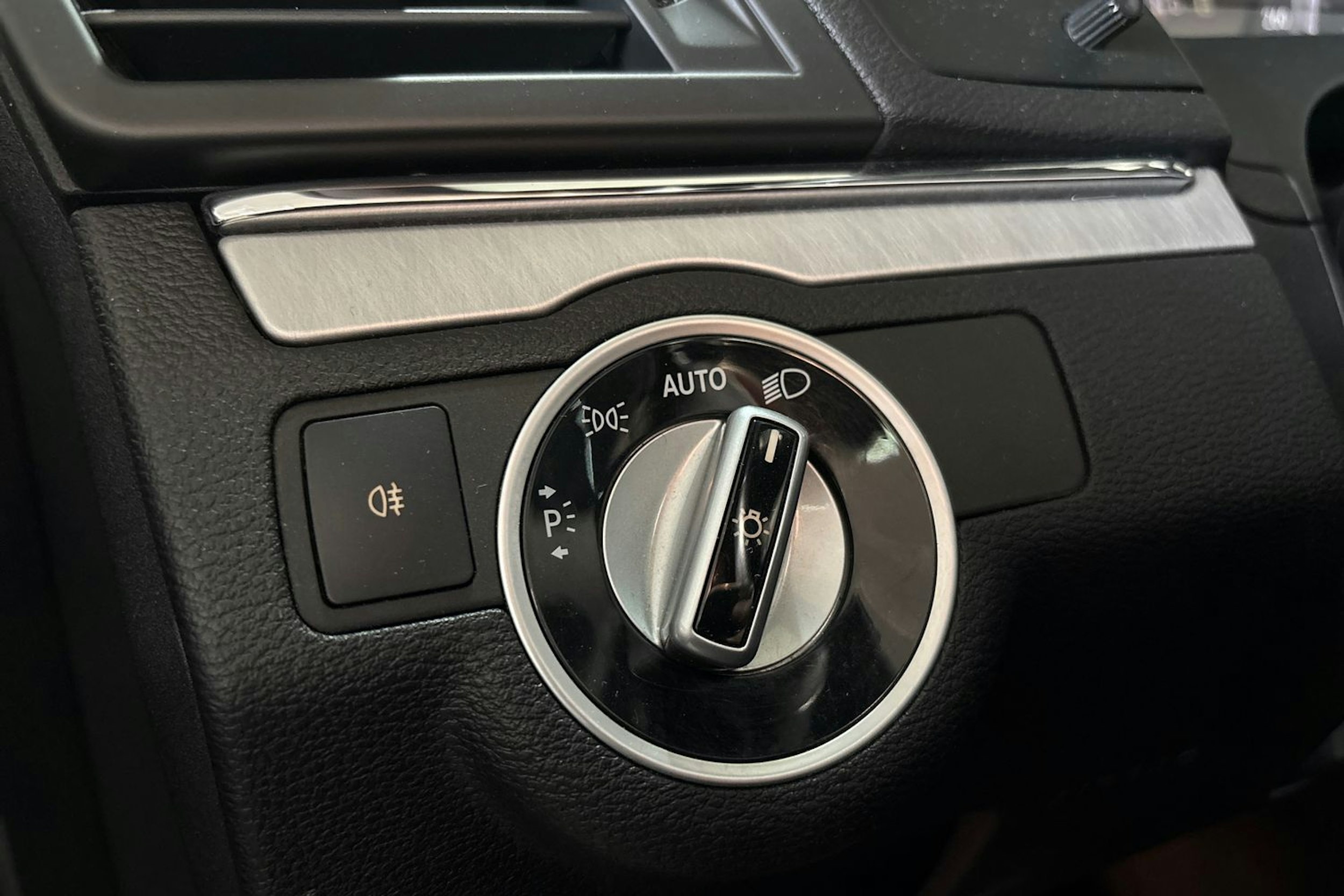 Musta Mercedes-Benz E 2012 kuva 21.