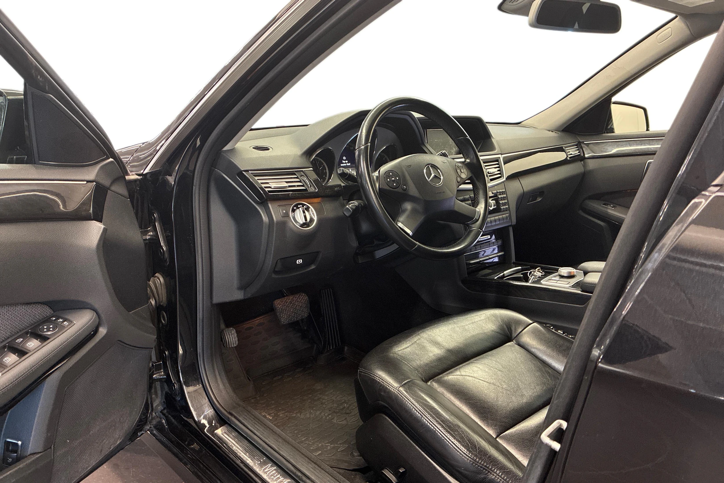 Musta Mercedes-Benz E 2012 kuva 6.