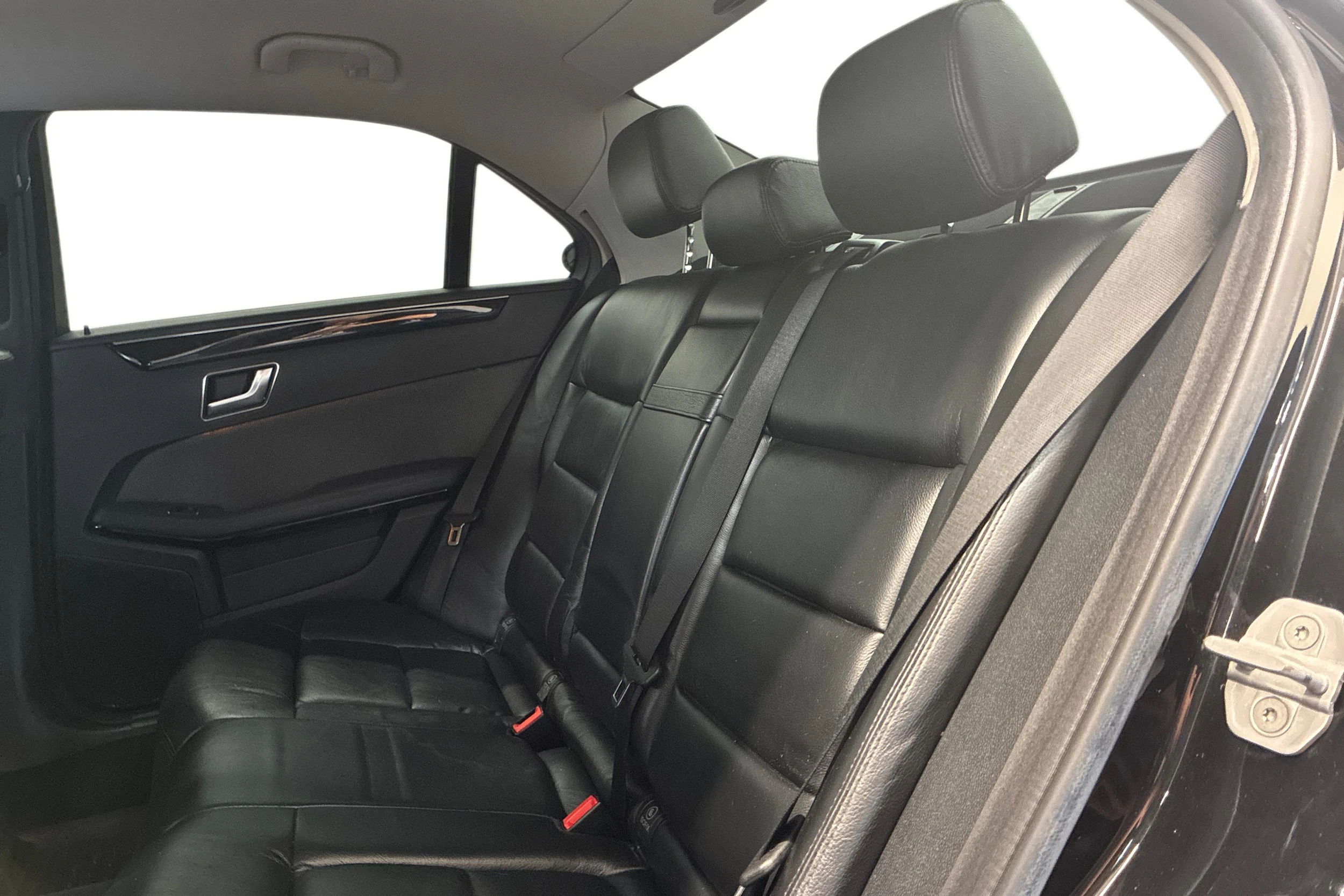 Musta Mercedes-Benz E 2012 kuva 8.