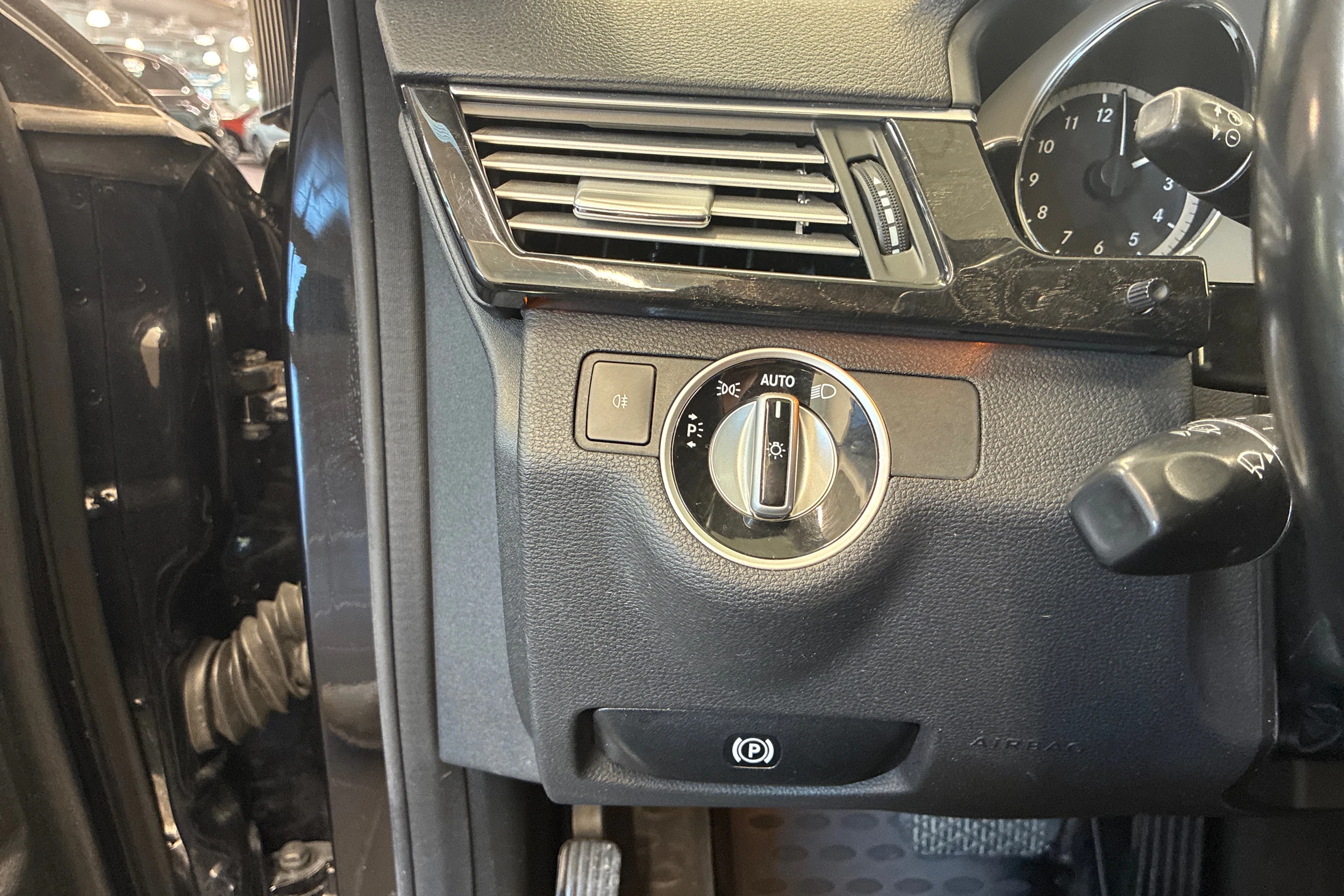 Musta Mercedes-Benz E 2012 kuva 15.