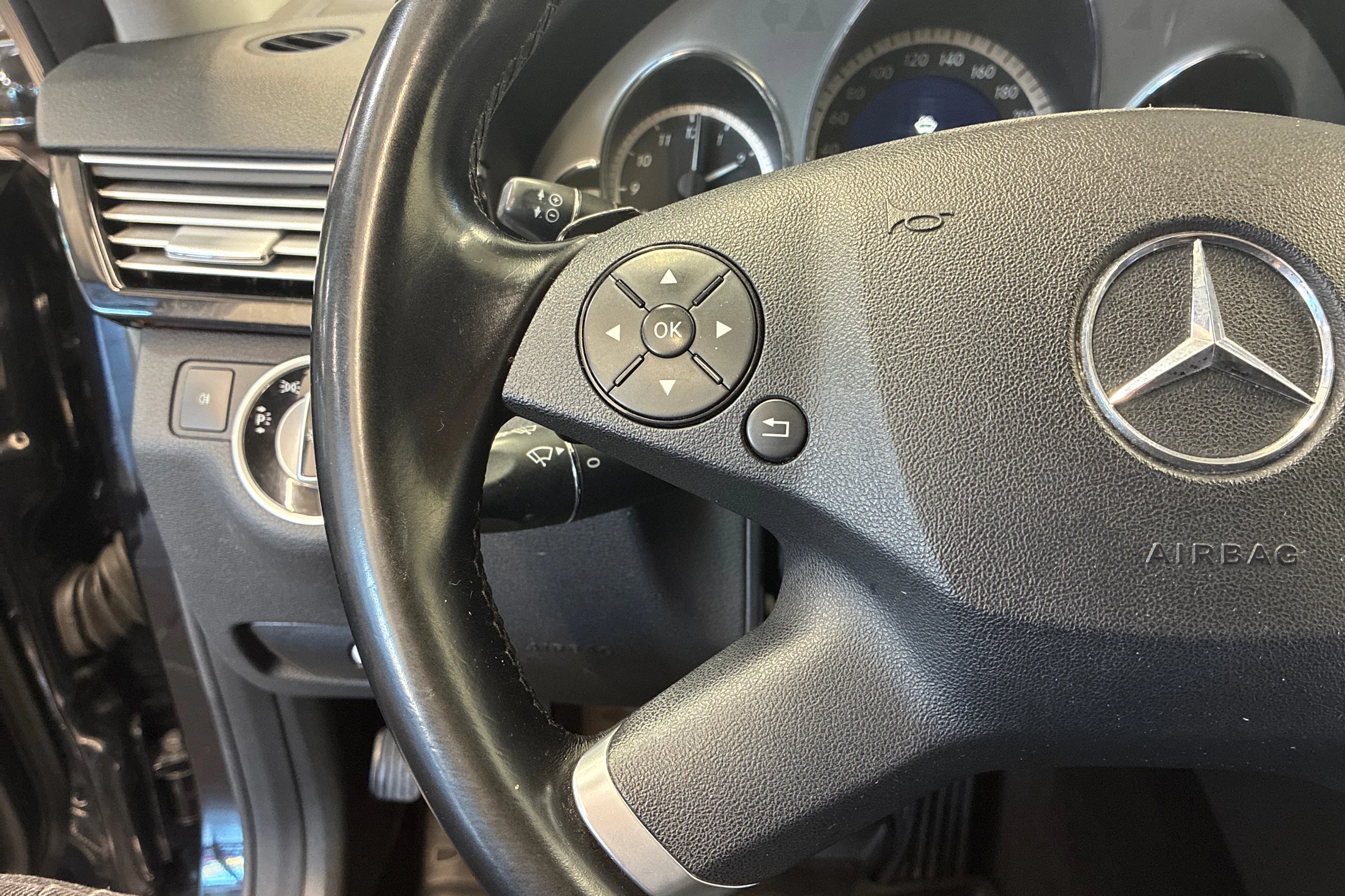 Musta Mercedes-Benz E 2012 kuva 16.