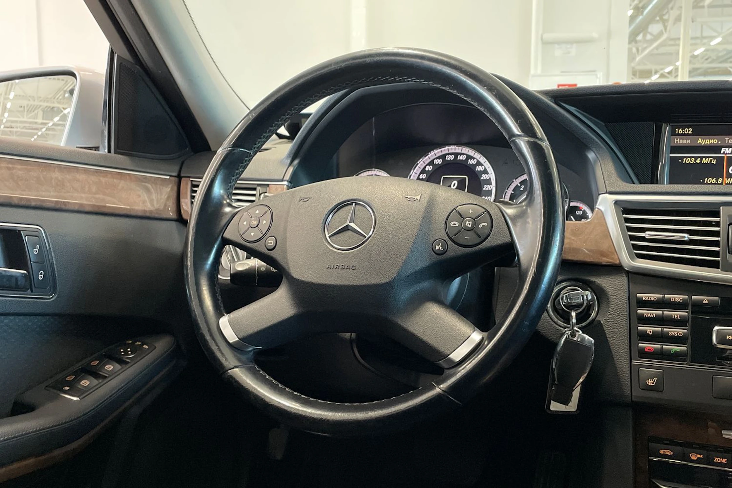 harmaa Mercedes-Benz E 2012 kuva 15.