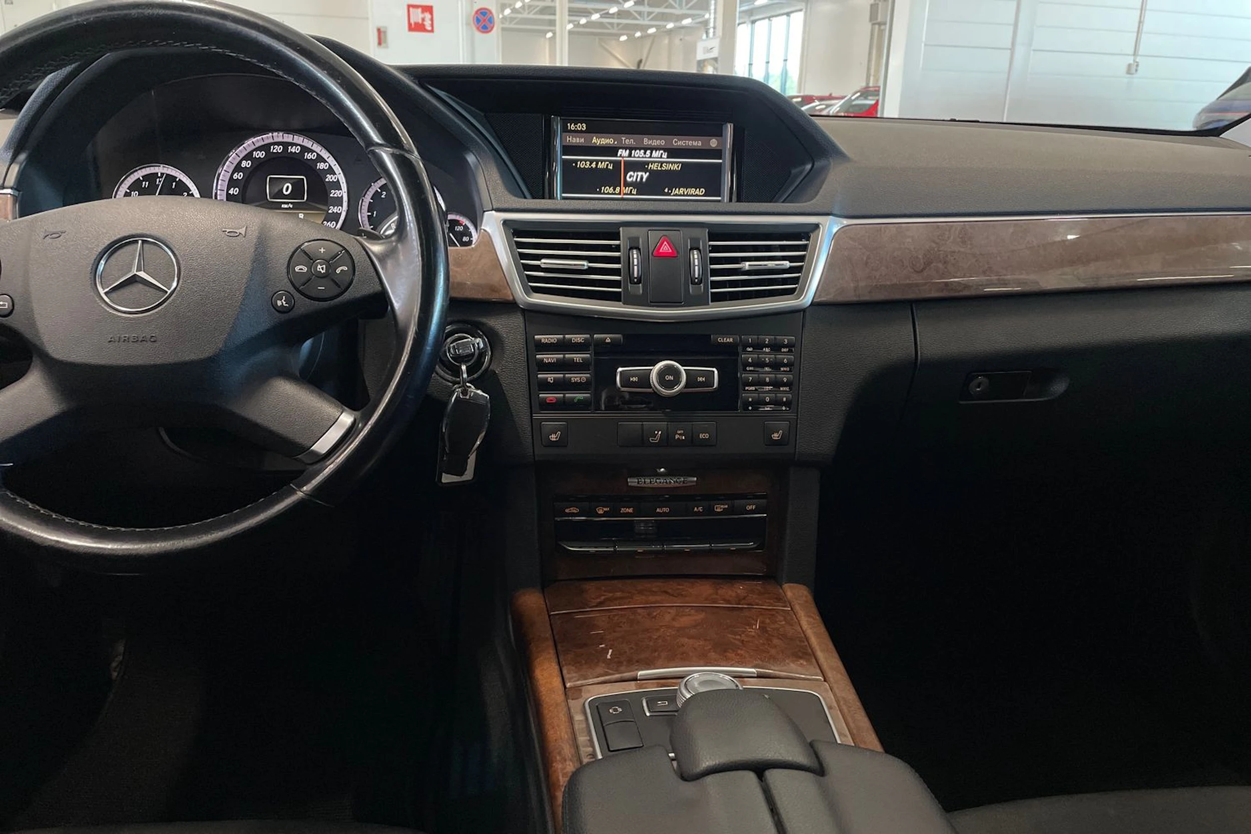 harmaa Mercedes-Benz E 2012 kuva 20.