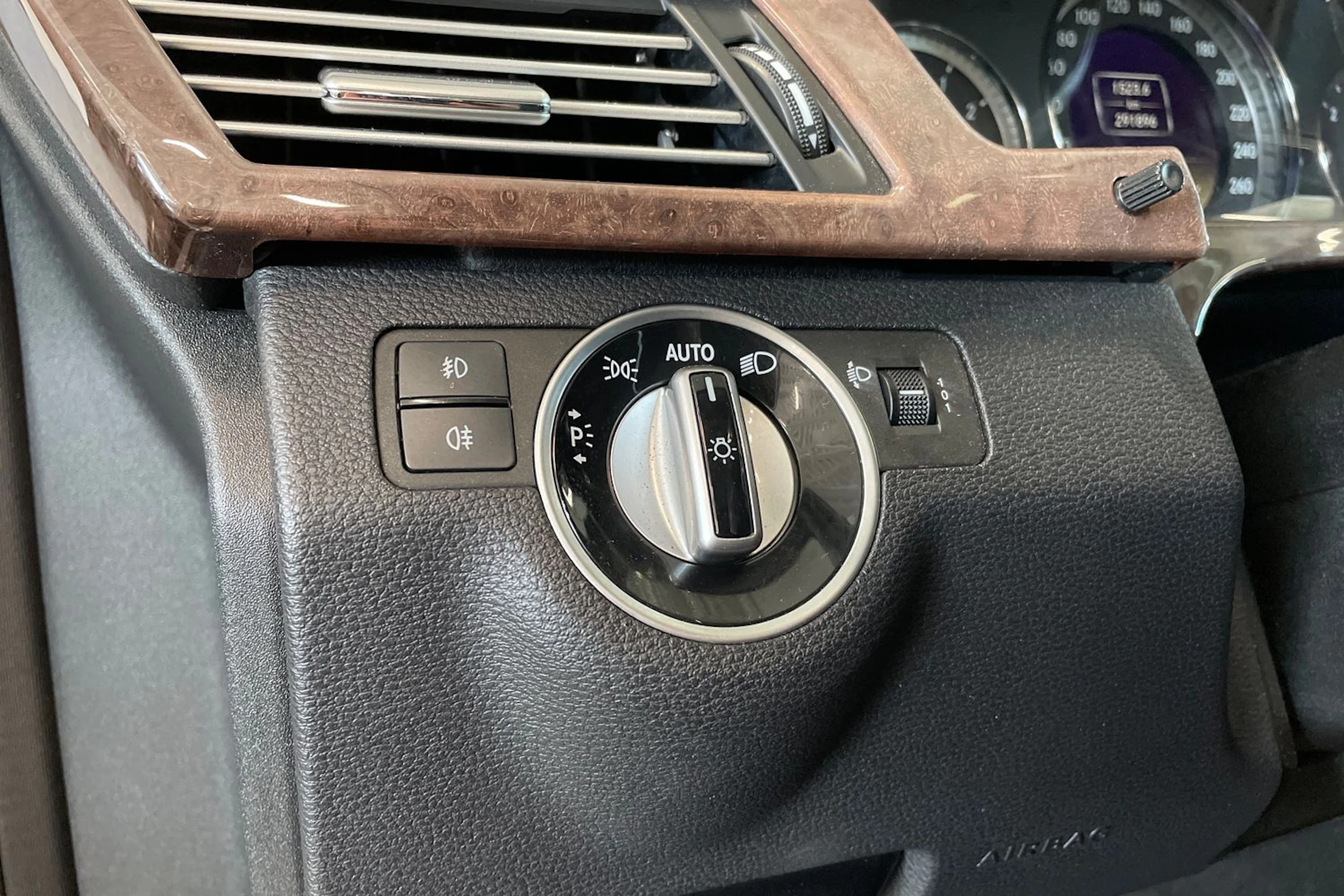 harmaa Mercedes-Benz E 2012 kuva 26.