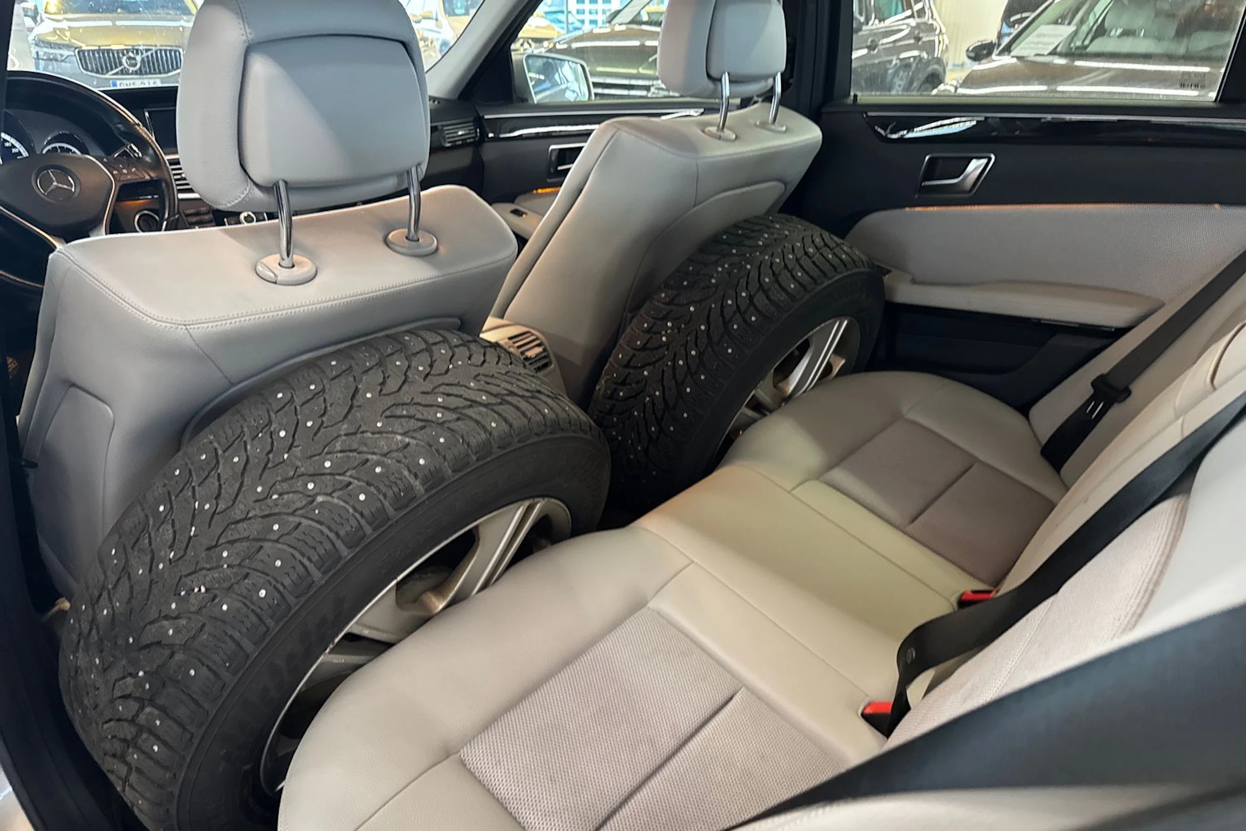 ruskea (beige) Mercedes-Benz E 2012 kuva 4.