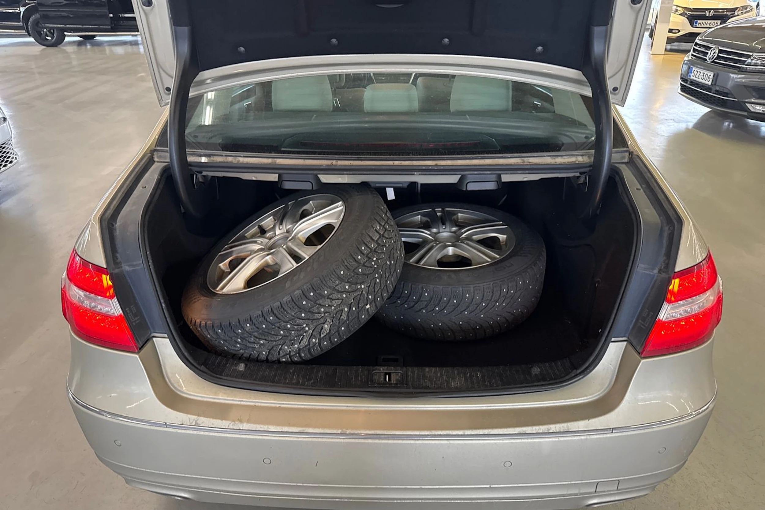 ruskea (beige) Mercedes-Benz E 2012 kuva 5.