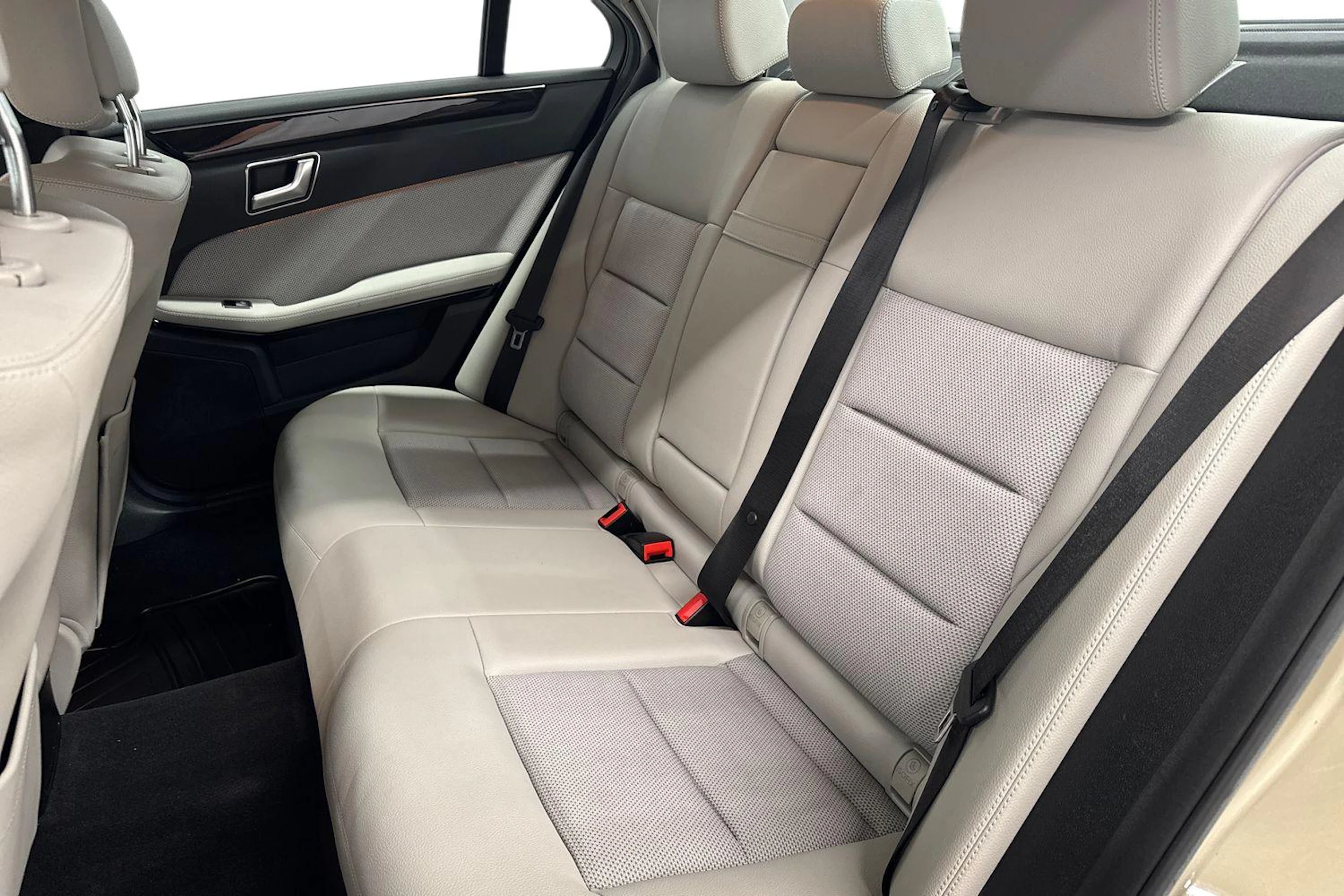 ruskea (beige) Mercedes-Benz E 2012 kuva 8.