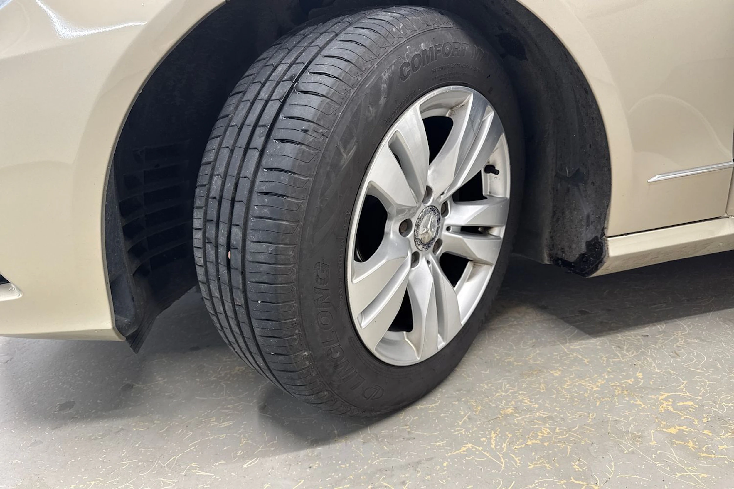 ruskea (beige) Mercedes-Benz E 2012 kuva 10.