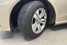 ruskea (beige) Mercedes-Benz E 2012 kuva 10.