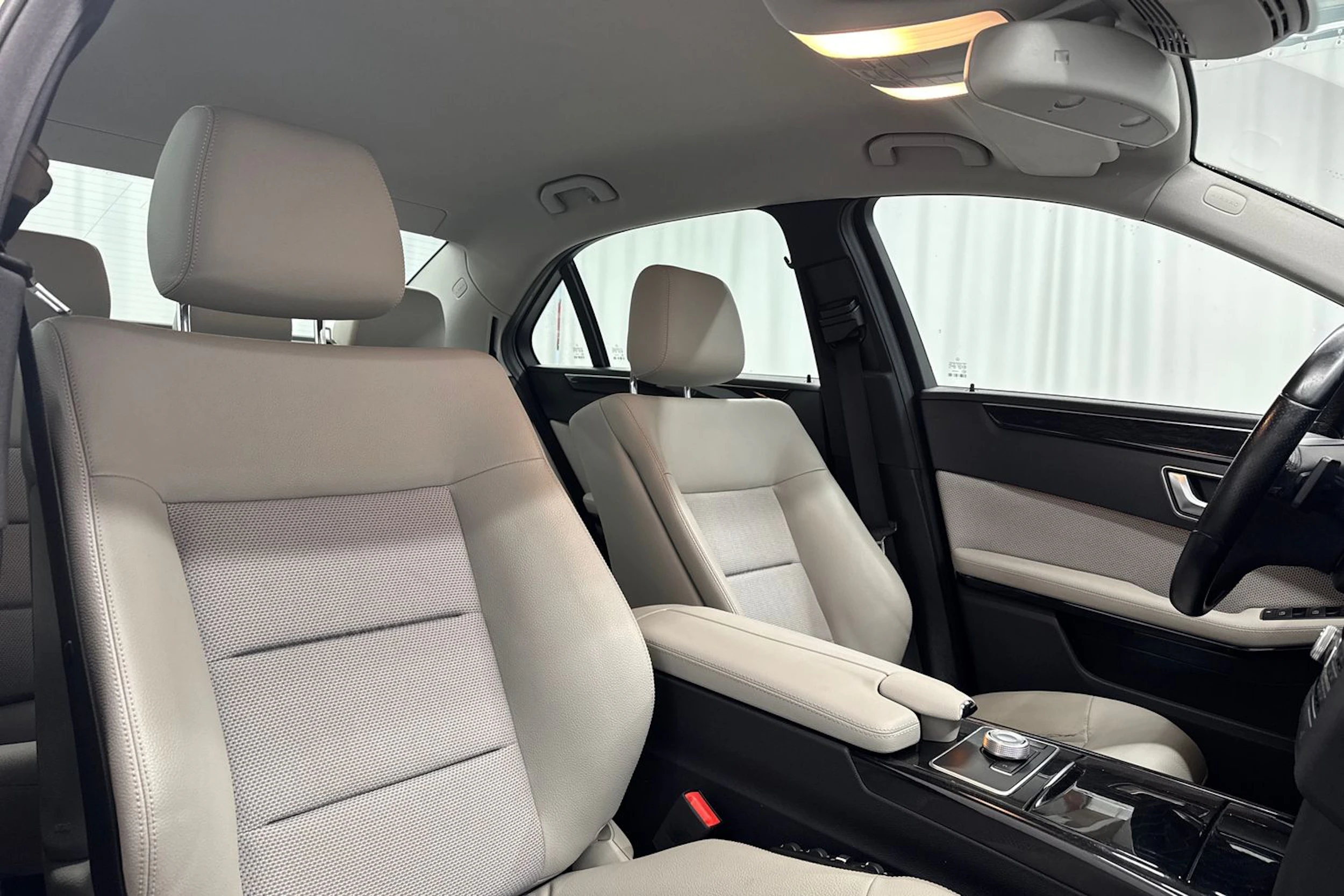 ruskea (beige) Mercedes-Benz E 2012 kuva 12.