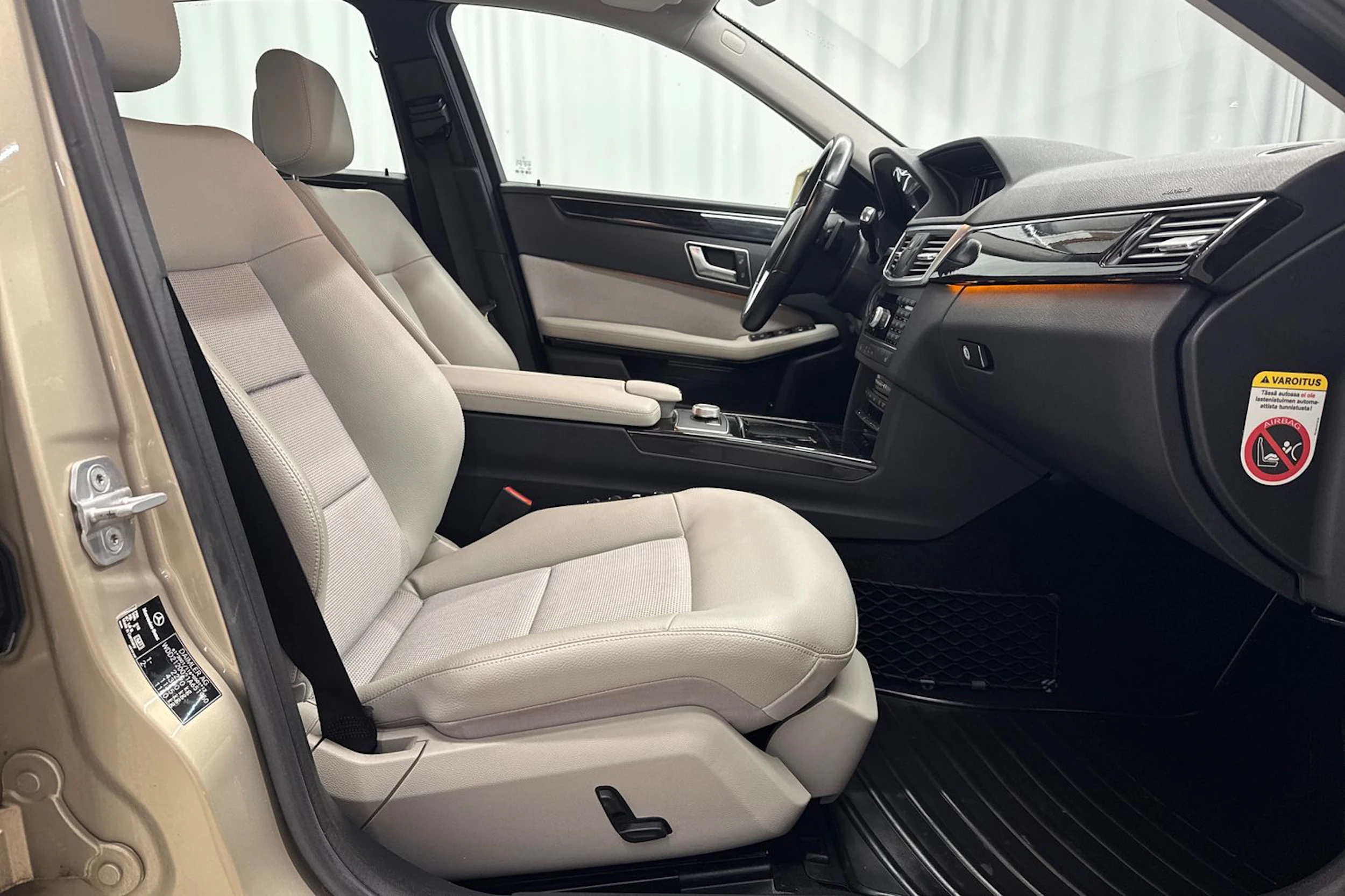 ruskea (beige) Mercedes-Benz E 2012 kuva 13.