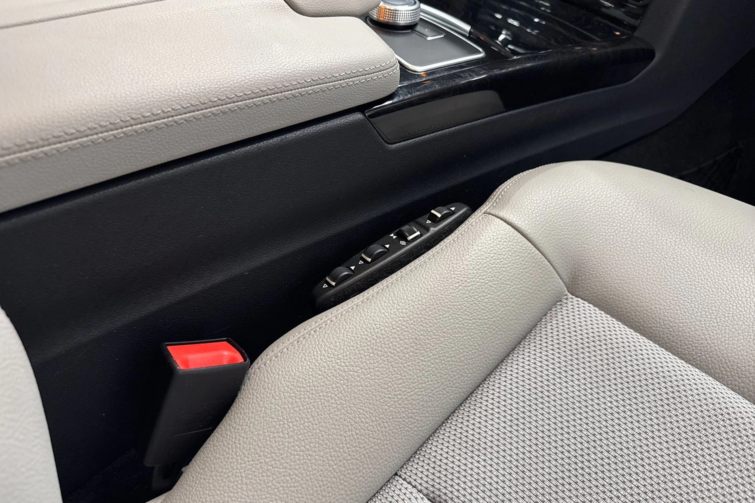 ruskea (beige) Mercedes-Benz E 2012 kuva 14.