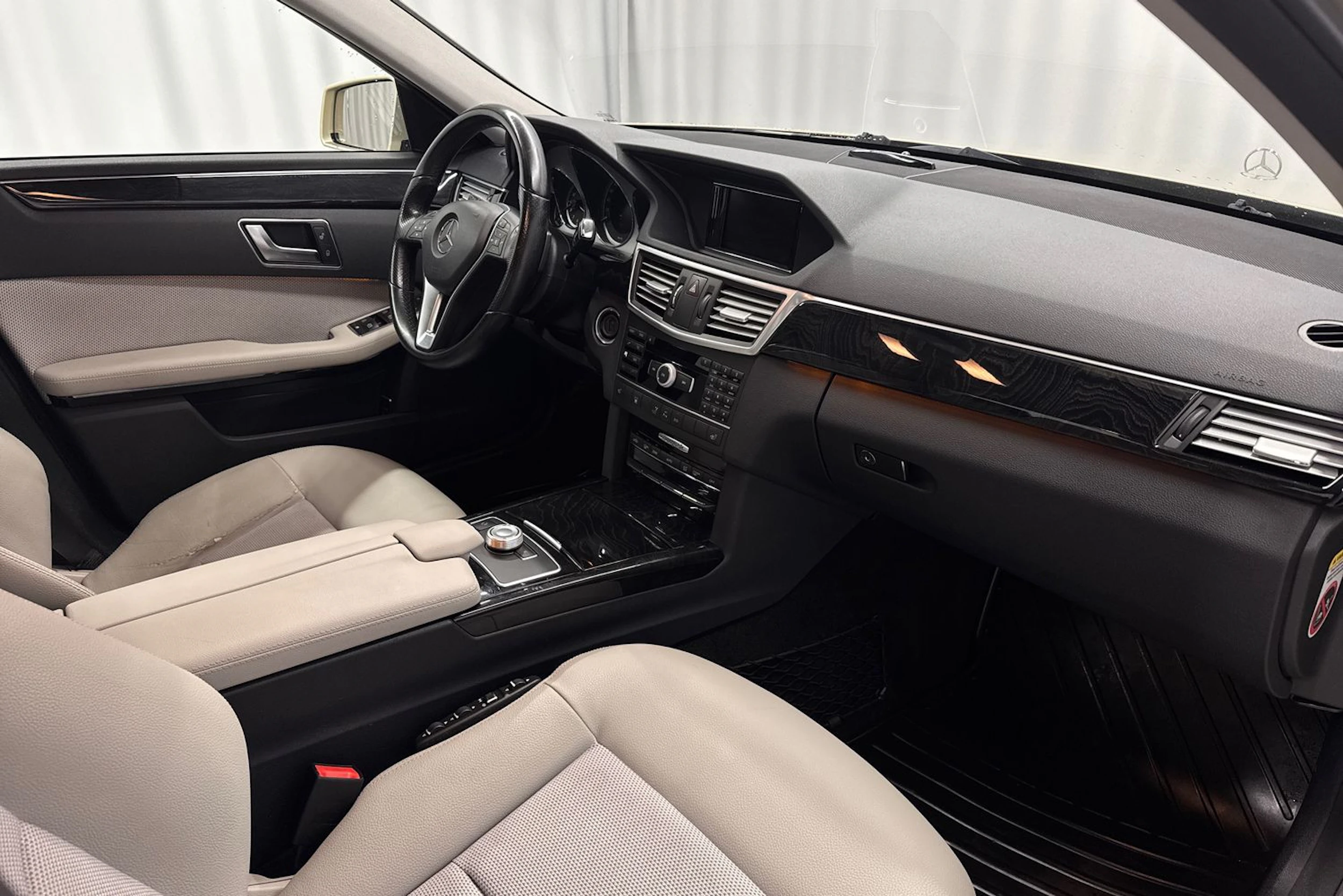 ruskea (beige) Mercedes-Benz E 2012 kuva 15.