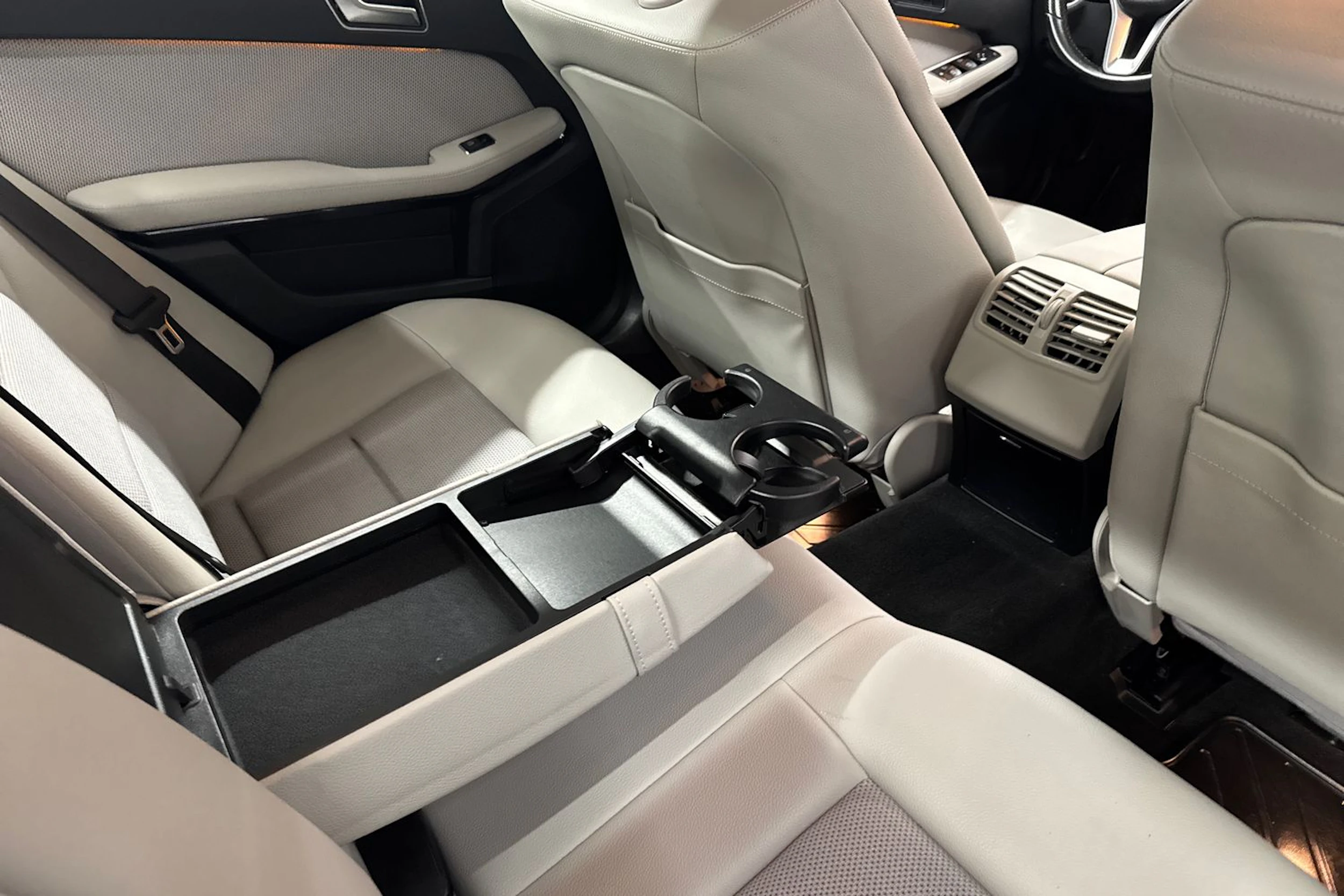 ruskea (beige) Mercedes-Benz E 2012 kuva 16.