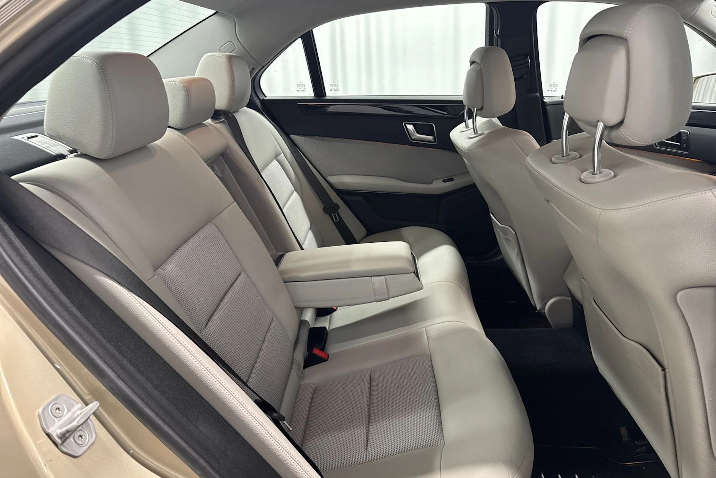 ruskea (beige) Mercedes-Benz E 2012 kuva 17.