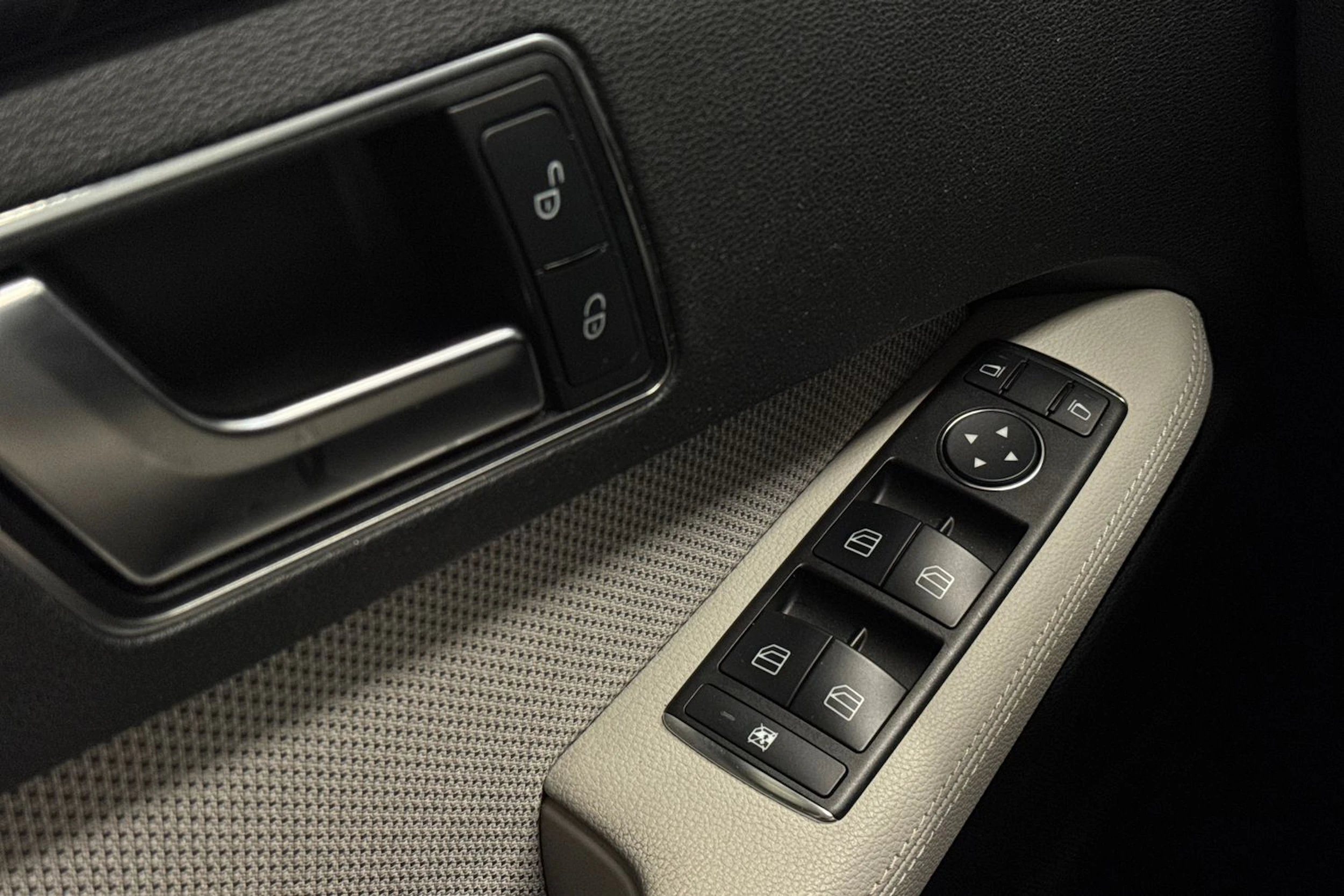 ruskea (beige) Mercedes-Benz E 2012 kuva 20.