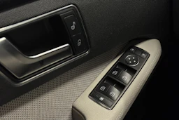 ruskea (beige) Mercedes-Benz E 2012 kuva 20.