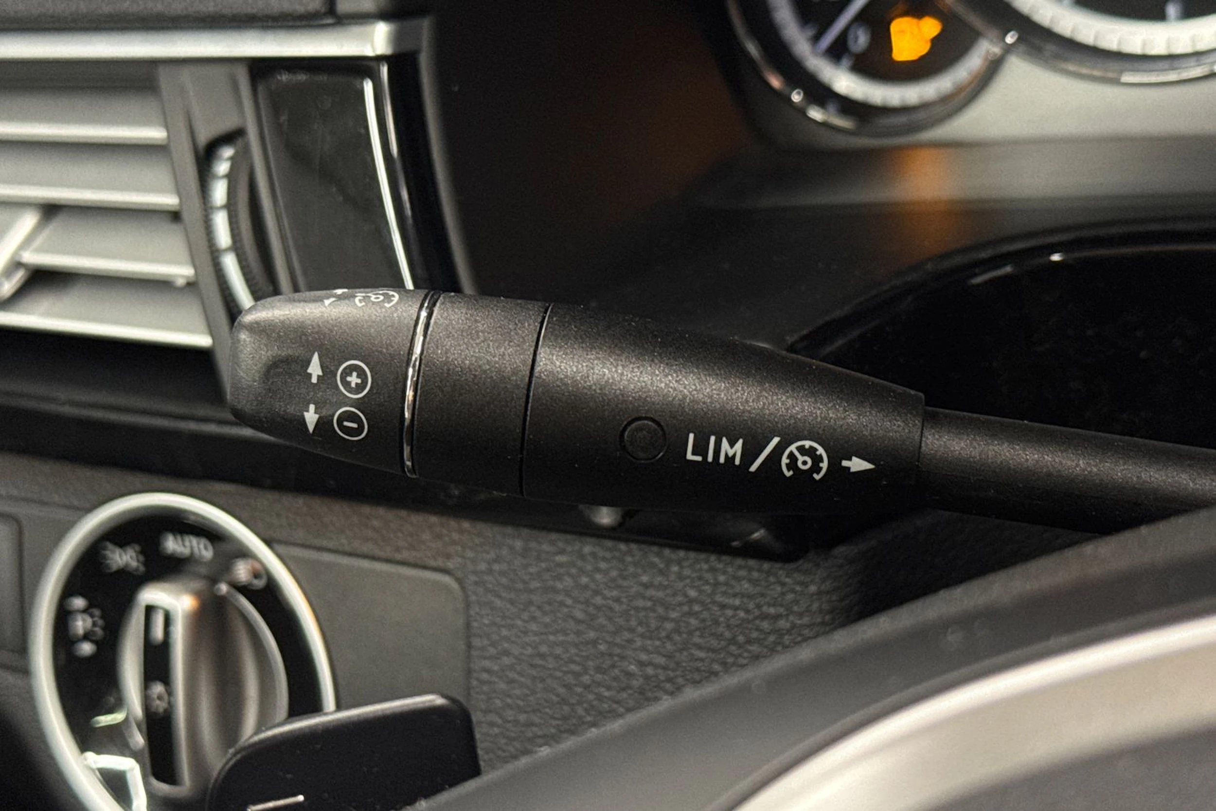 ruskea (beige) Mercedes-Benz E 2012 kuva 22.