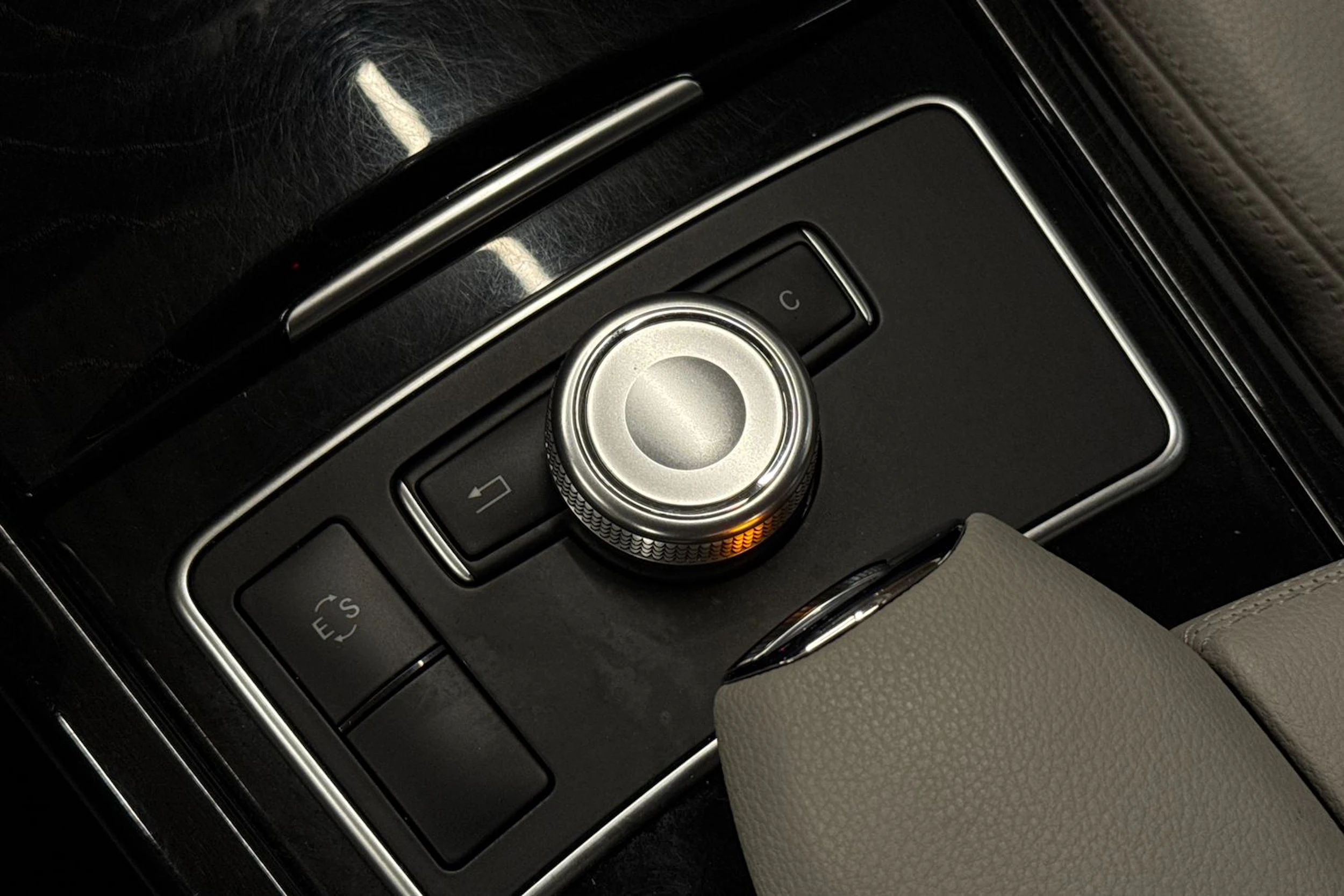 ruskea (beige) Mercedes-Benz E 2012 kuva 28.