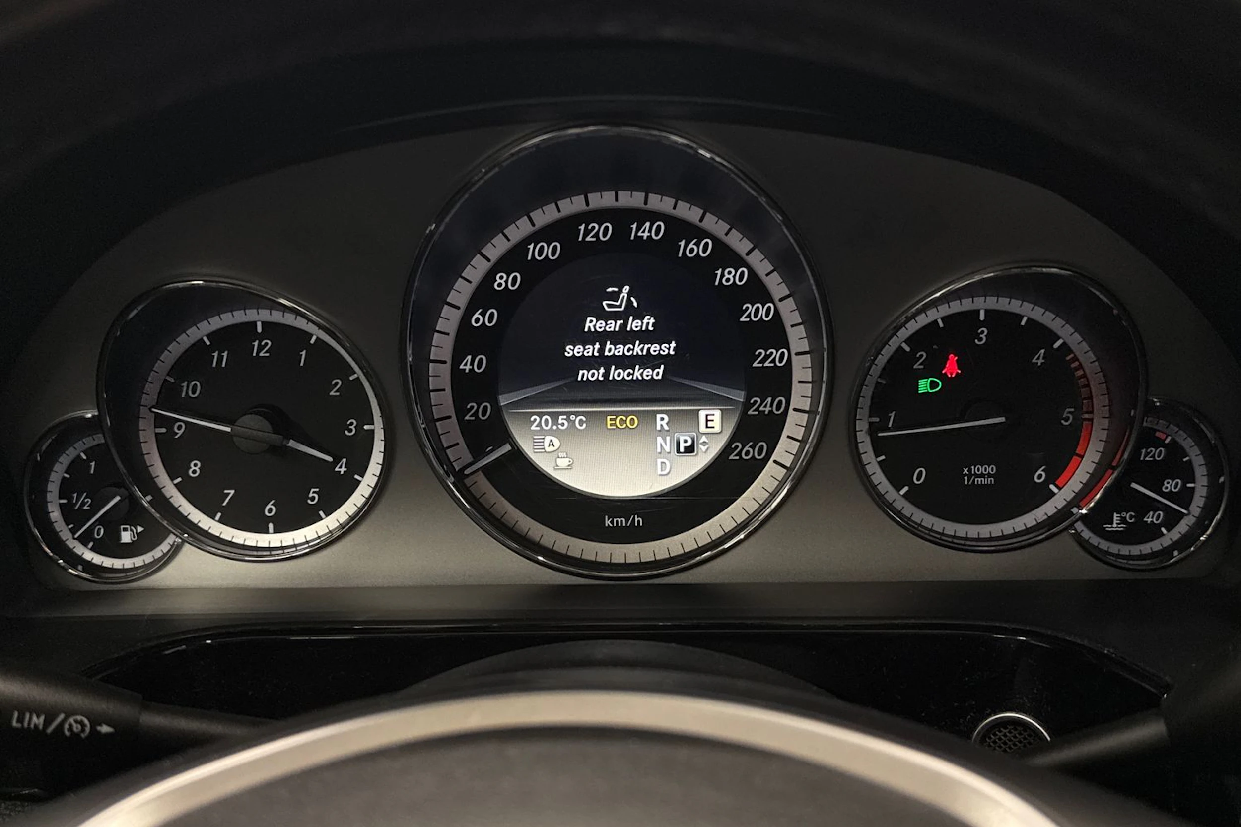 ruskea (beige) Mercedes-Benz E 2012 kuva 29.
