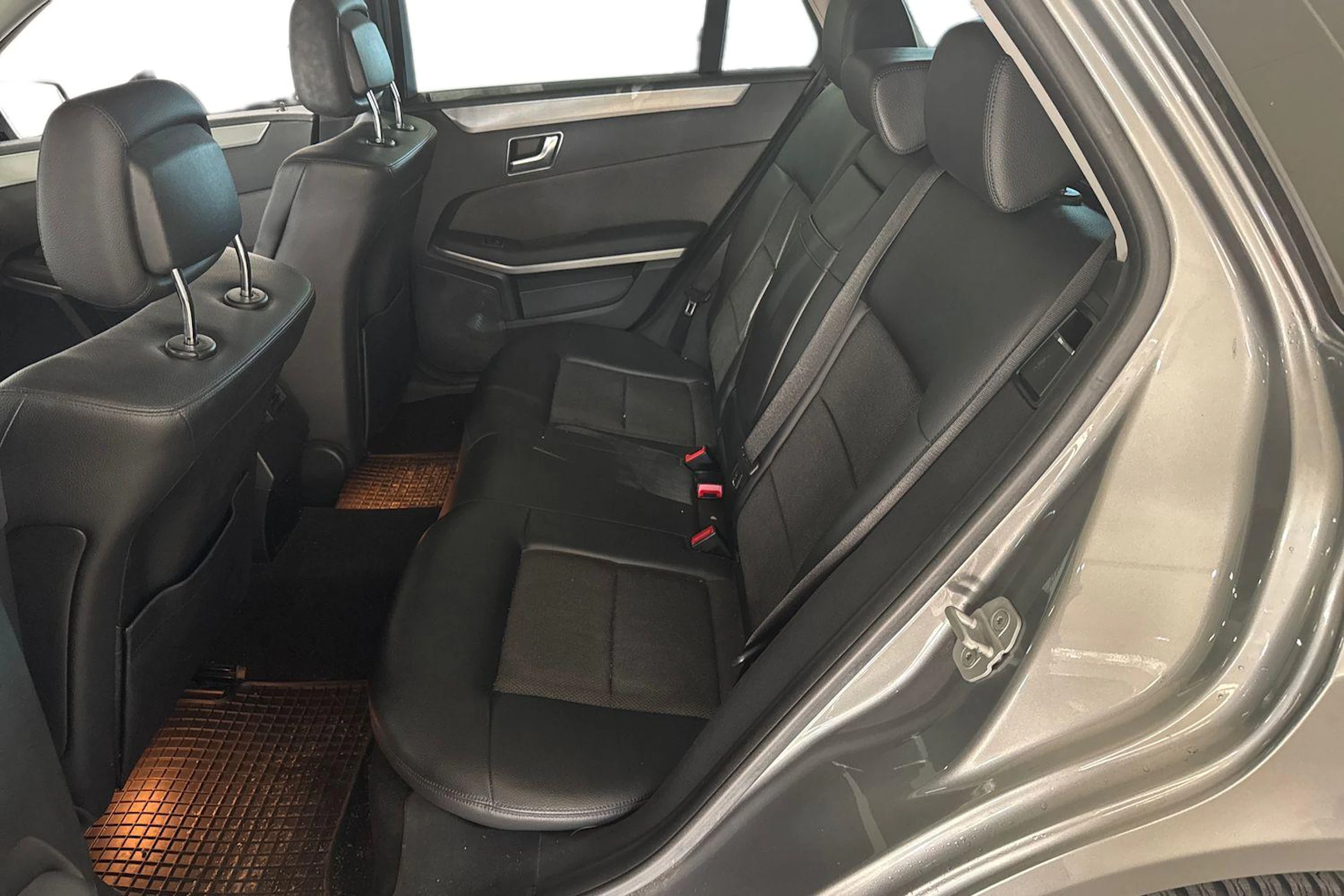 Harmaa Mercedes-Benz E 2012 kuva 8.