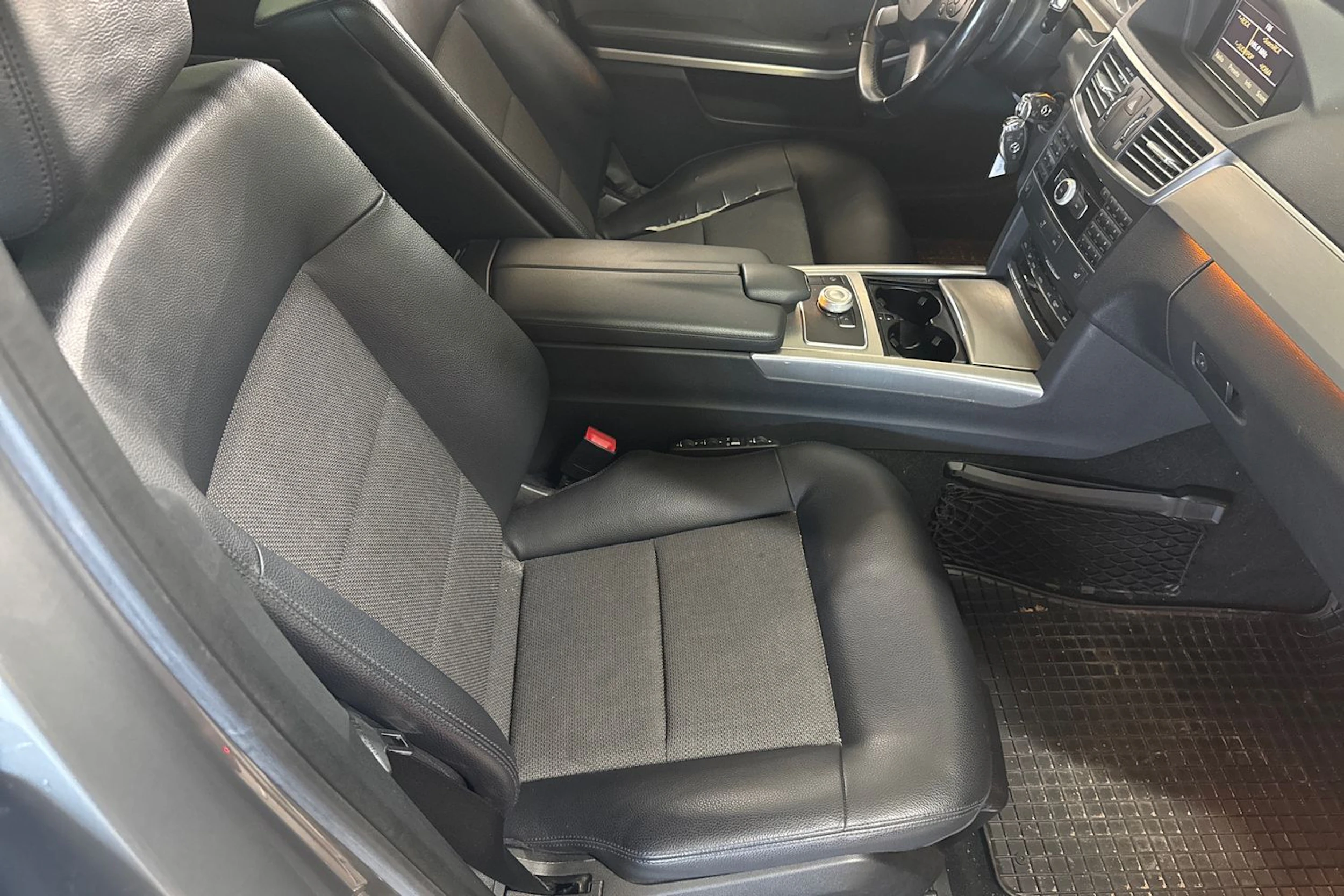 Harmaa Mercedes-Benz E 2012 kuva 18.