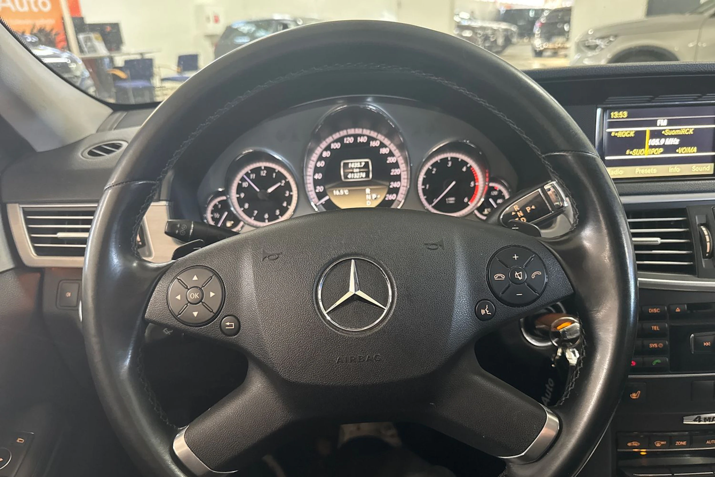 Harmaa Mercedes-Benz E 2012 kuva 25.