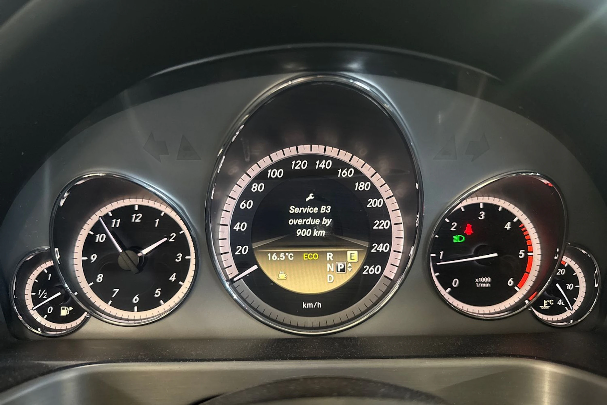 Harmaa Mercedes-Benz E 2012 kuva 27.