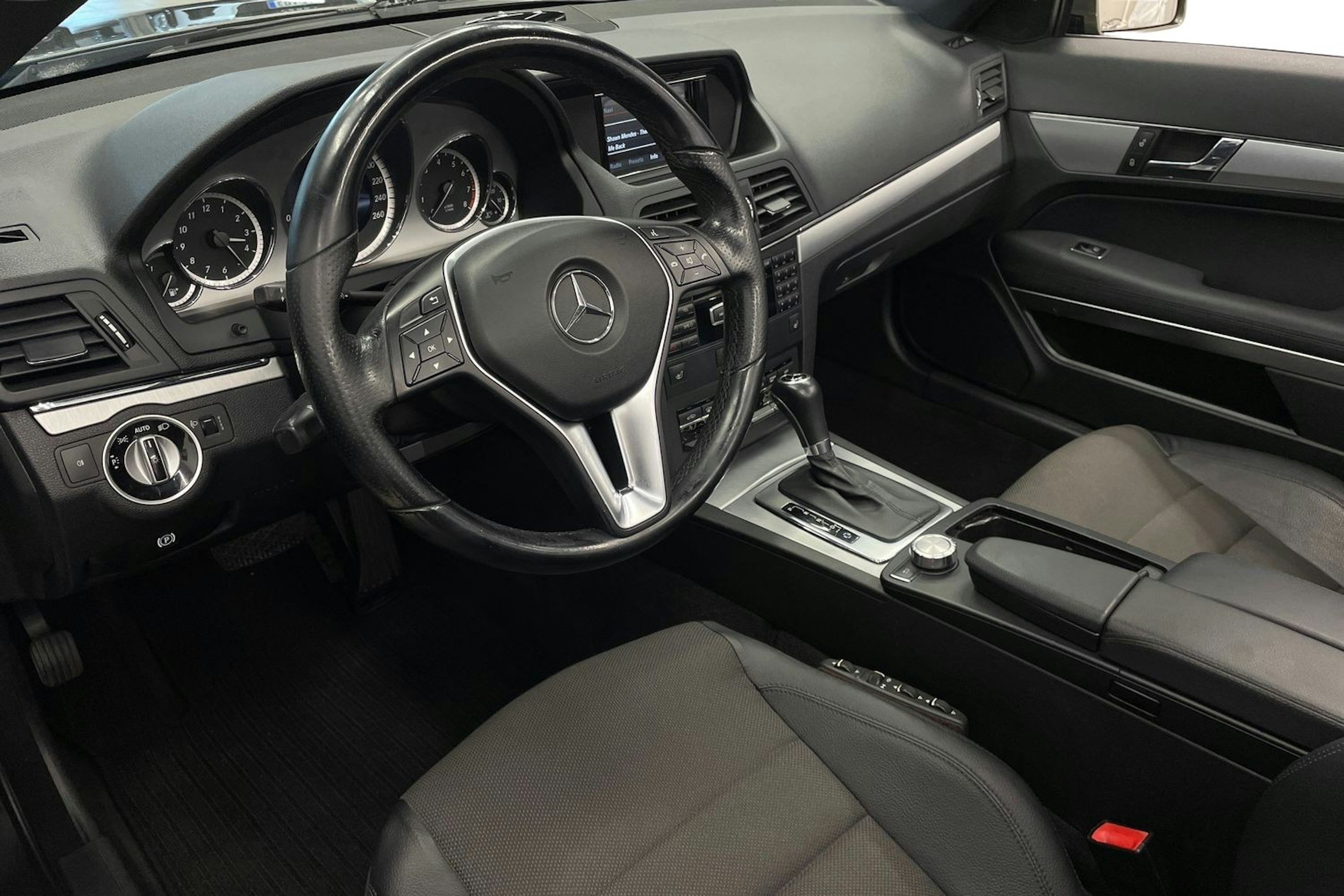 Harmaa Mercedes-Benz E 2012 kuva 6.