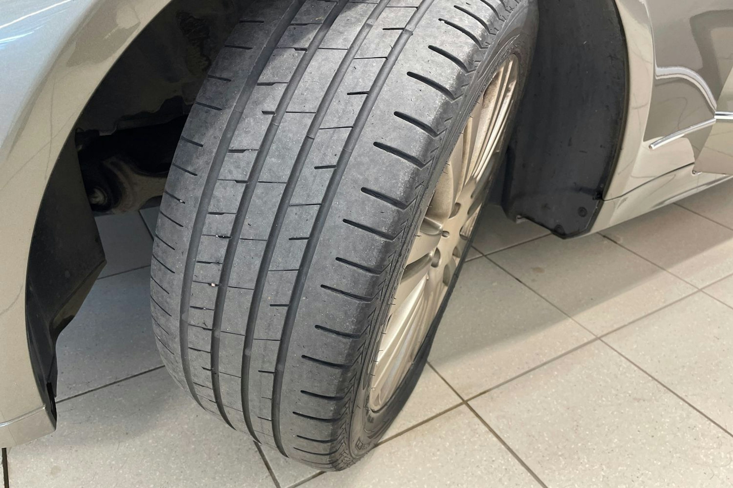 Harmaa Mercedes-Benz E 2012 kuva 10.