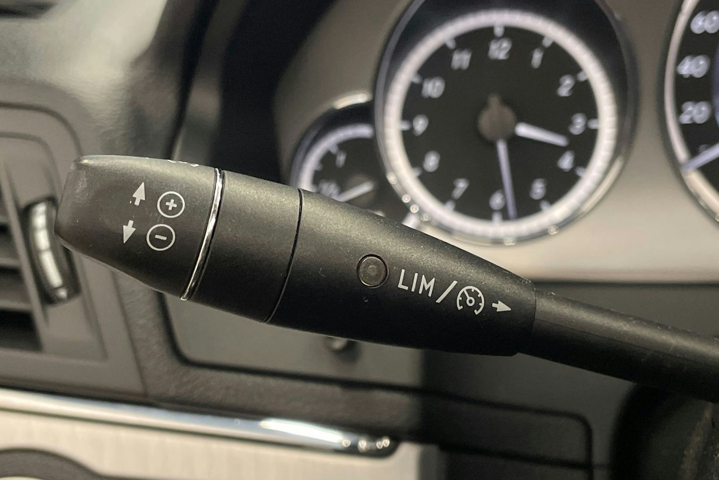 Harmaa Mercedes-Benz E 2012 kuva 16.