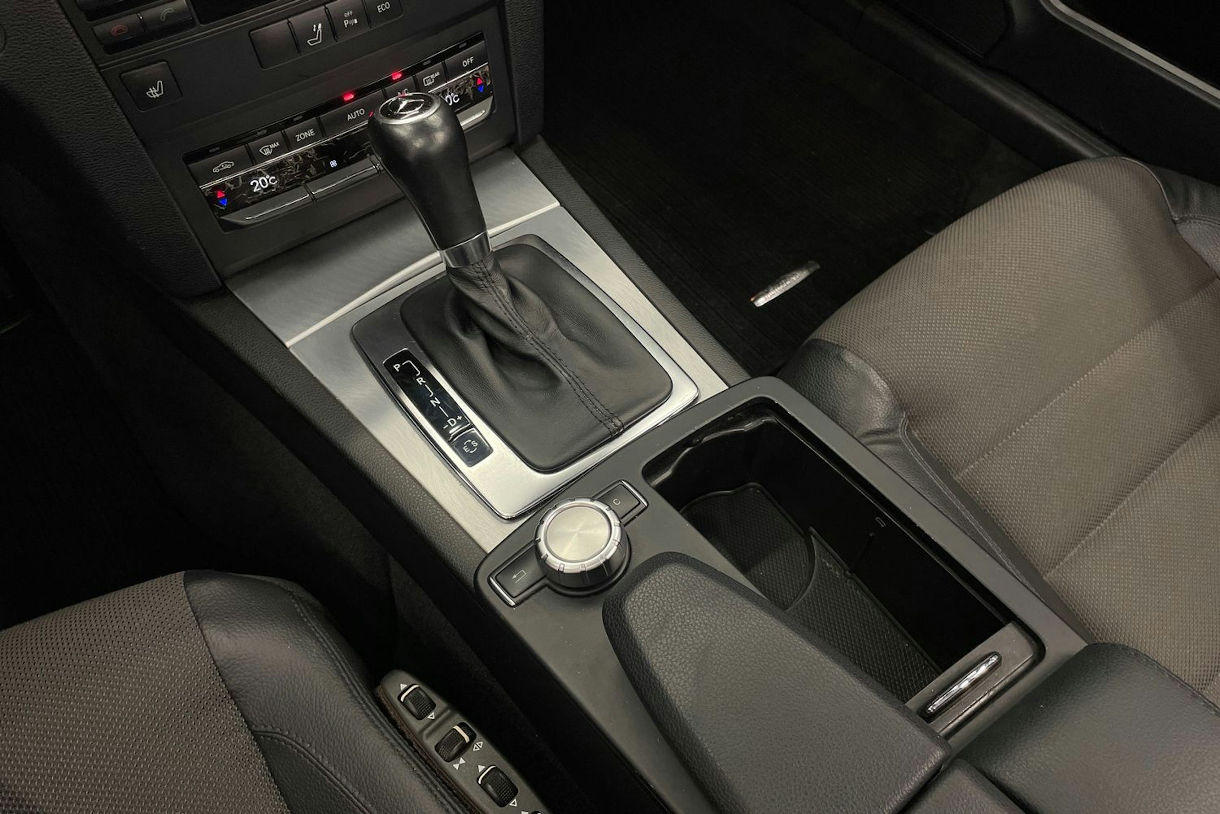 Harmaa Mercedes-Benz E 2012 kuva 17.