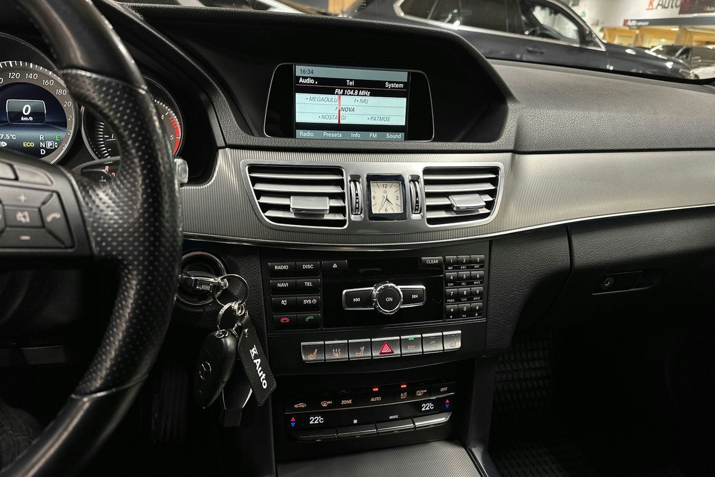 valkoinen Mercedes-Benz E 2013 kuva 18.