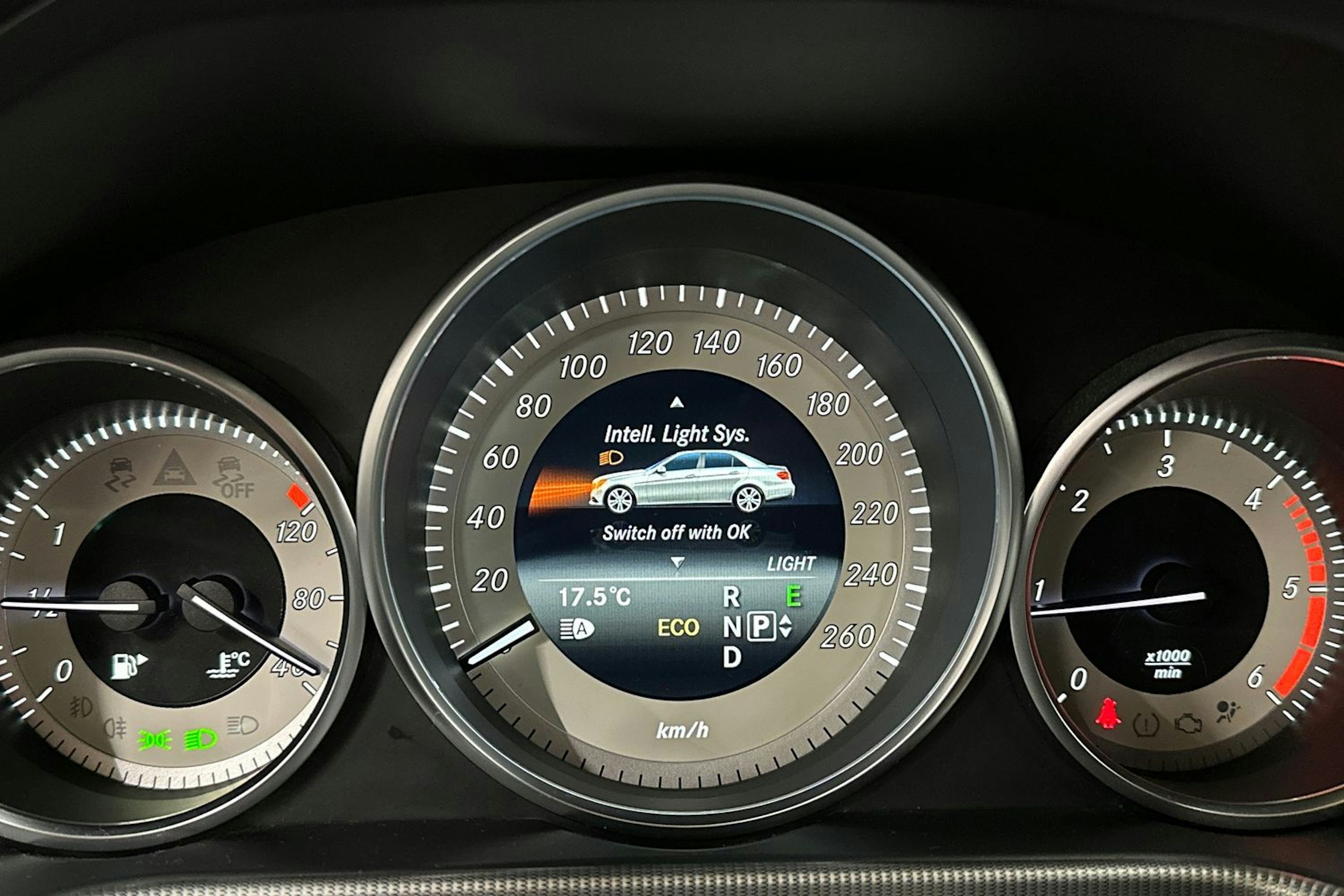 valkoinen Mercedes-Benz E 2013 kuva 24.